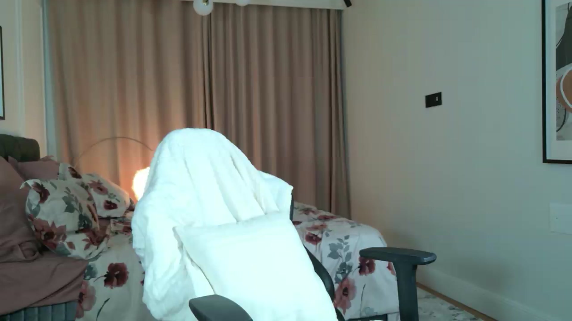 Gallery image thumbnail from CheshireX's myfreecams stream on, 08/27/2026, 03:51 image 4 of 20