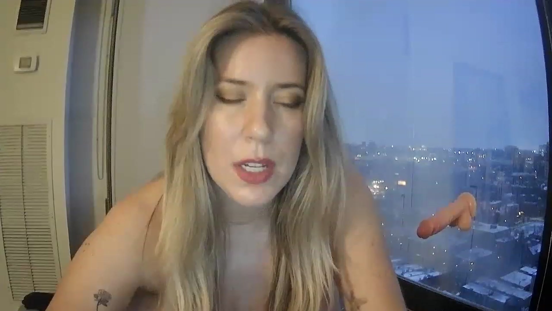 Gallery image thumbnail from ChiTownShell's myfreecams stream on, 12/17/2022, 23:30 image 2 of 20