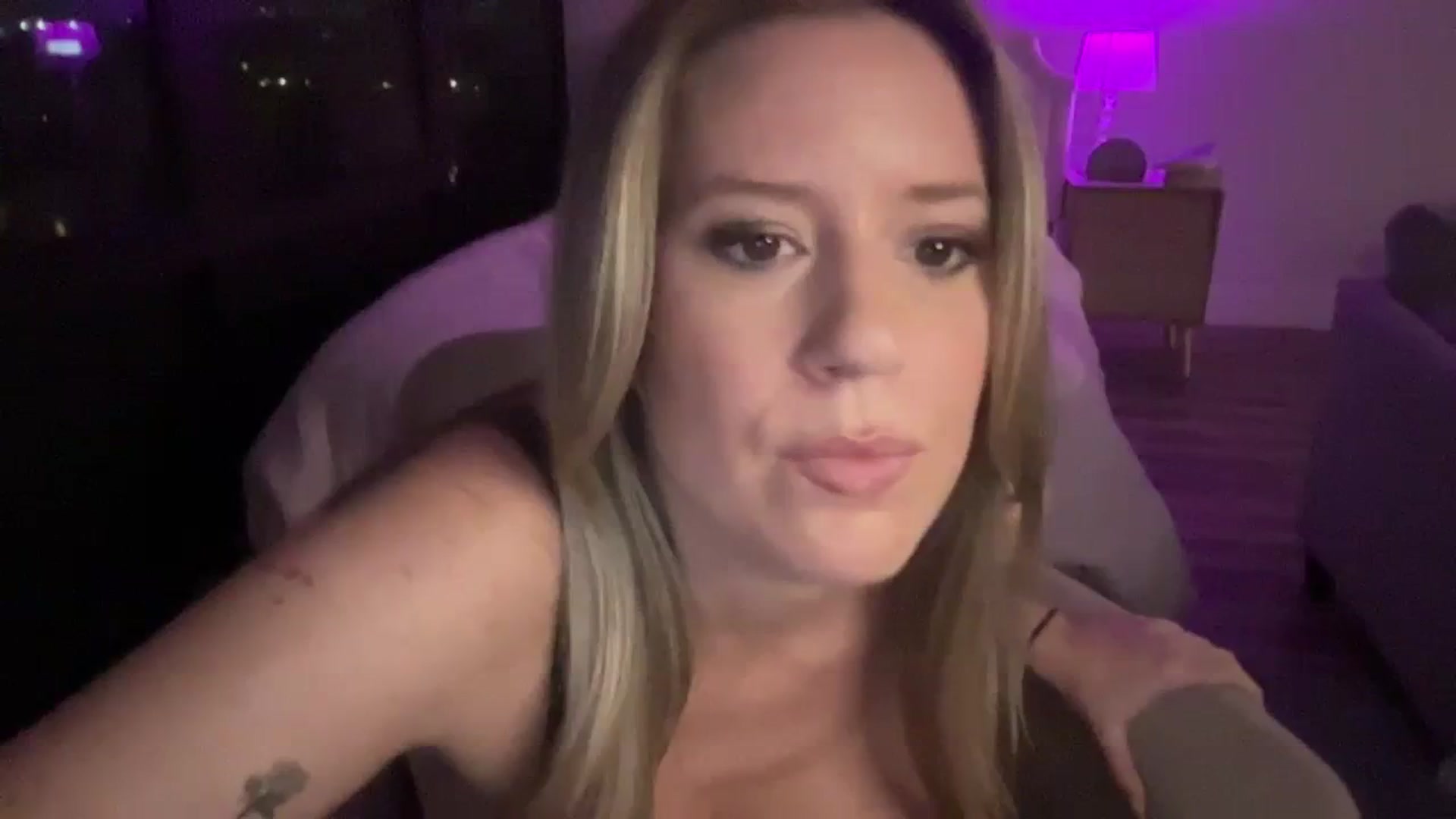 Gallery image thumbnail from ChiTown_777's myfreecams stream on, 11/22/2023, 24:35 image 10 of 20