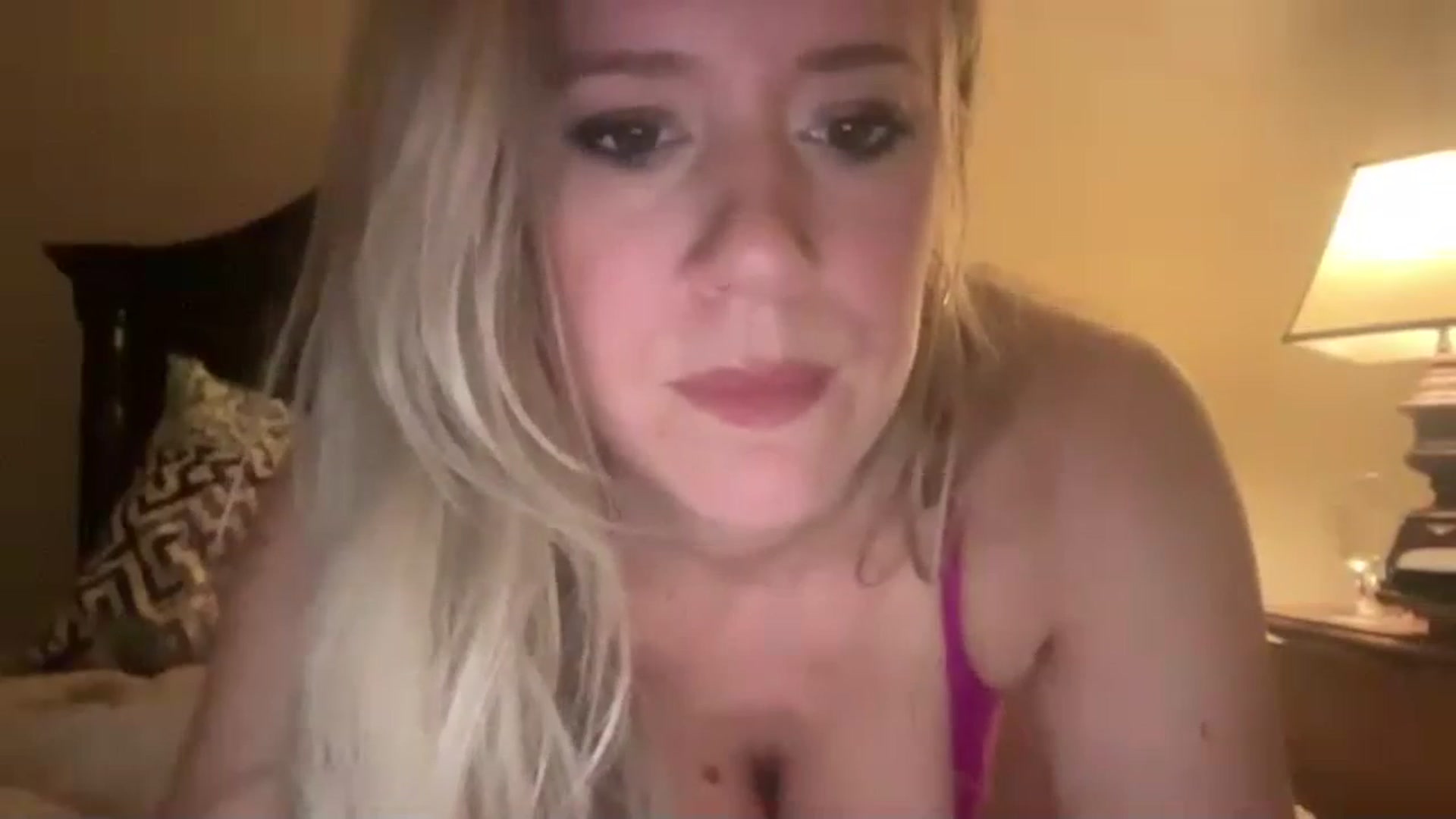 Gallery image thumbnail from ChiTown_777's myfreecams stream on, 12/24/2023, 05:17 image 15 of 20
