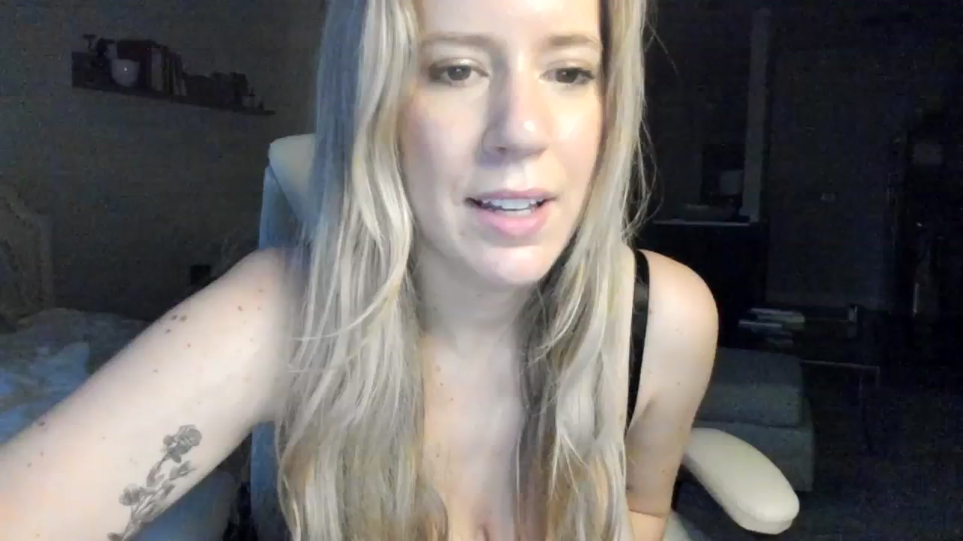 Gallery image thumbnail from ChiTown_777's myfreecams stream on, 04/10/2024, 01:01 image 11 of 20
