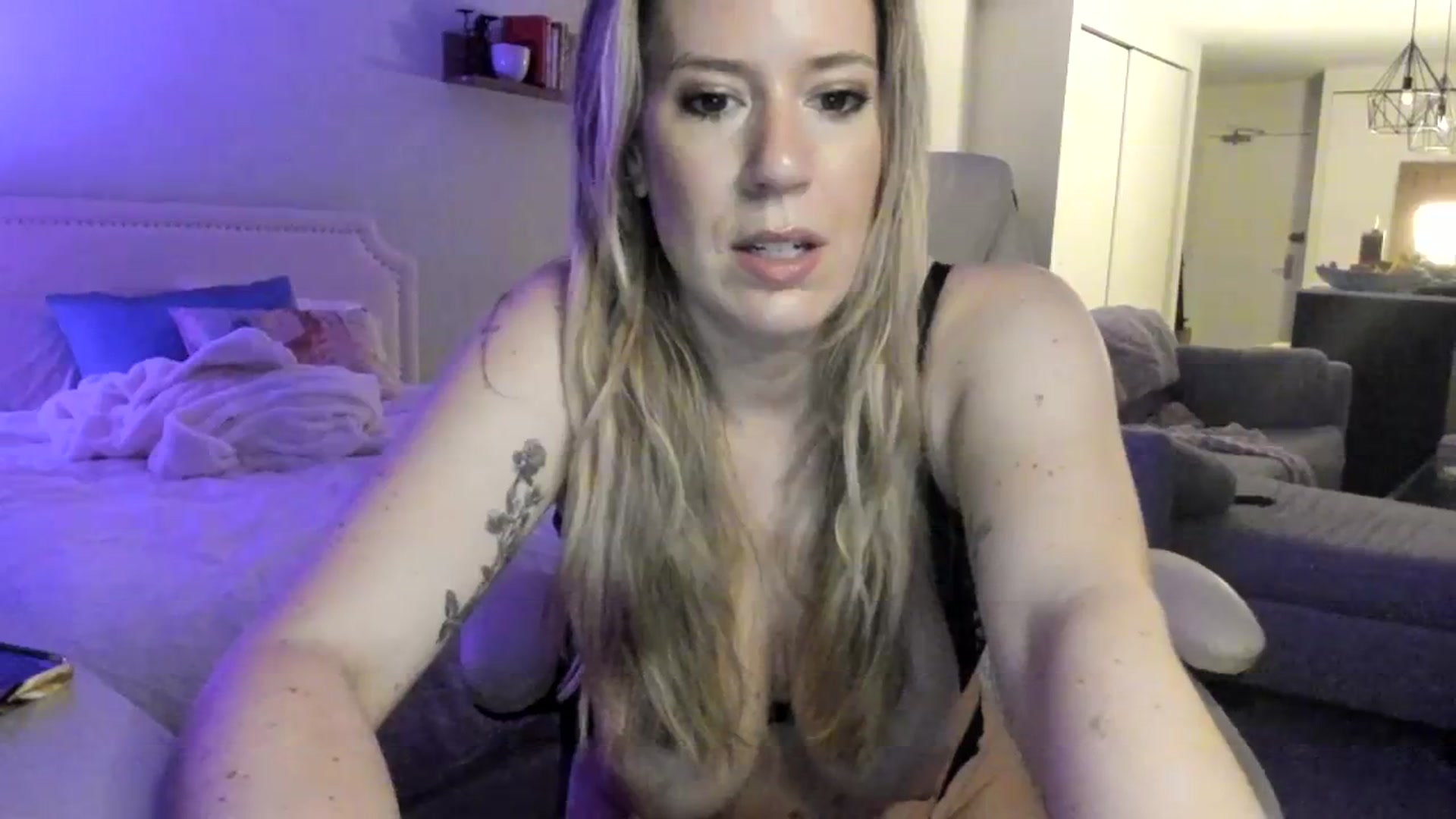 Gallery image thumbnail from ChiTown_777's myfreecams stream on, 04/11/2024, 01:51 image 15 of 20