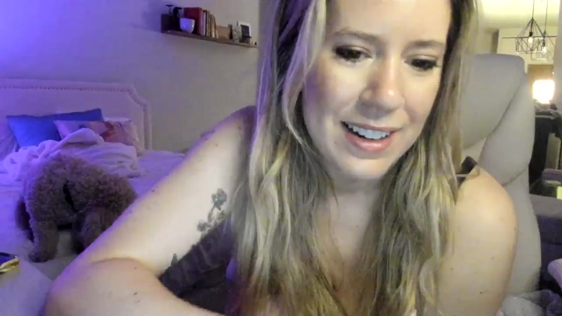 Gallery image thumbnail from ChiTown_777's myfreecams stream on, 04/11/2024, 01:51 image 13 of 20