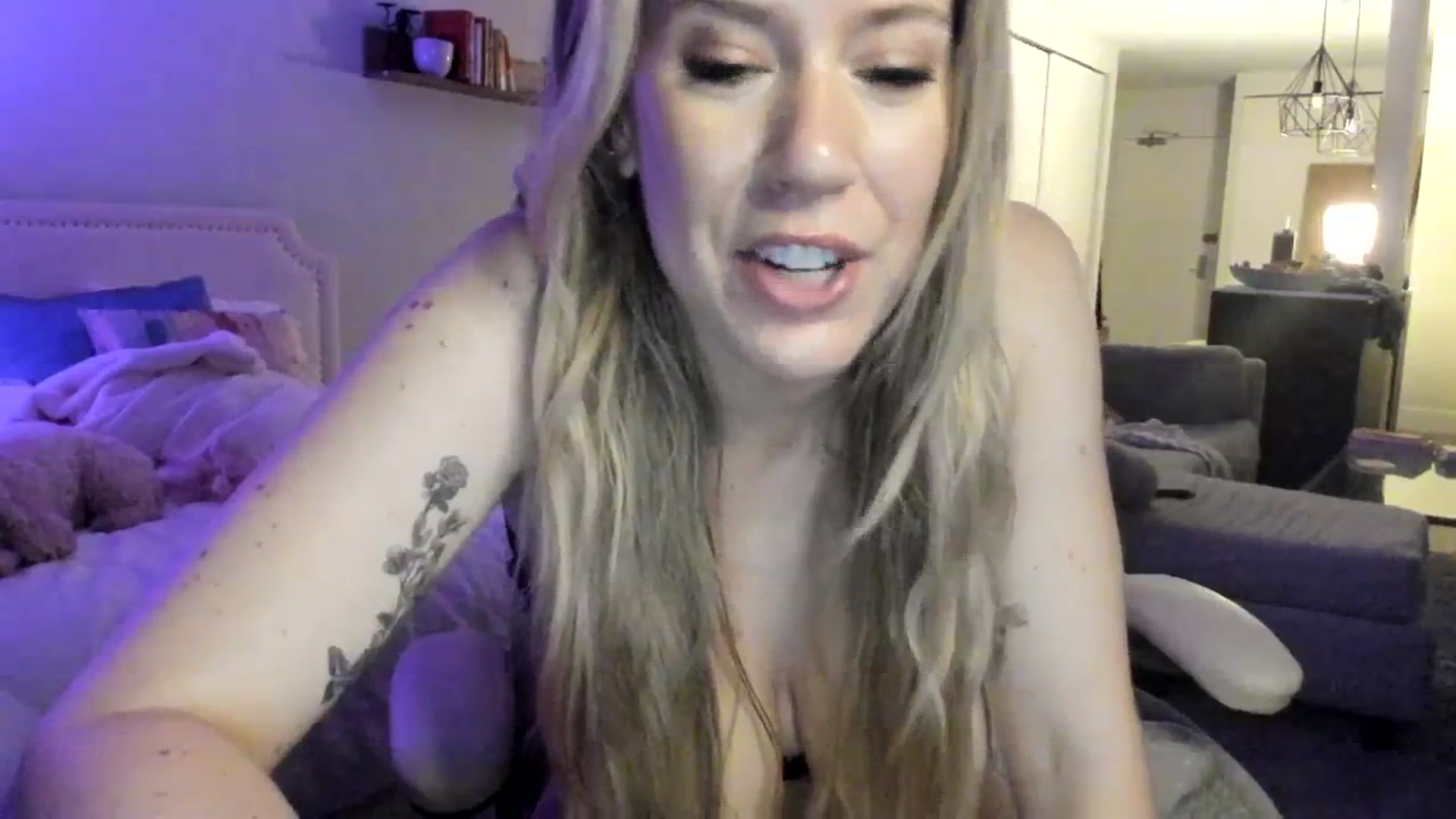 Gallery image thumbnail from ChiTown_777's myfreecams stream on, 04/11/2024, 01:51 image 11 of 20