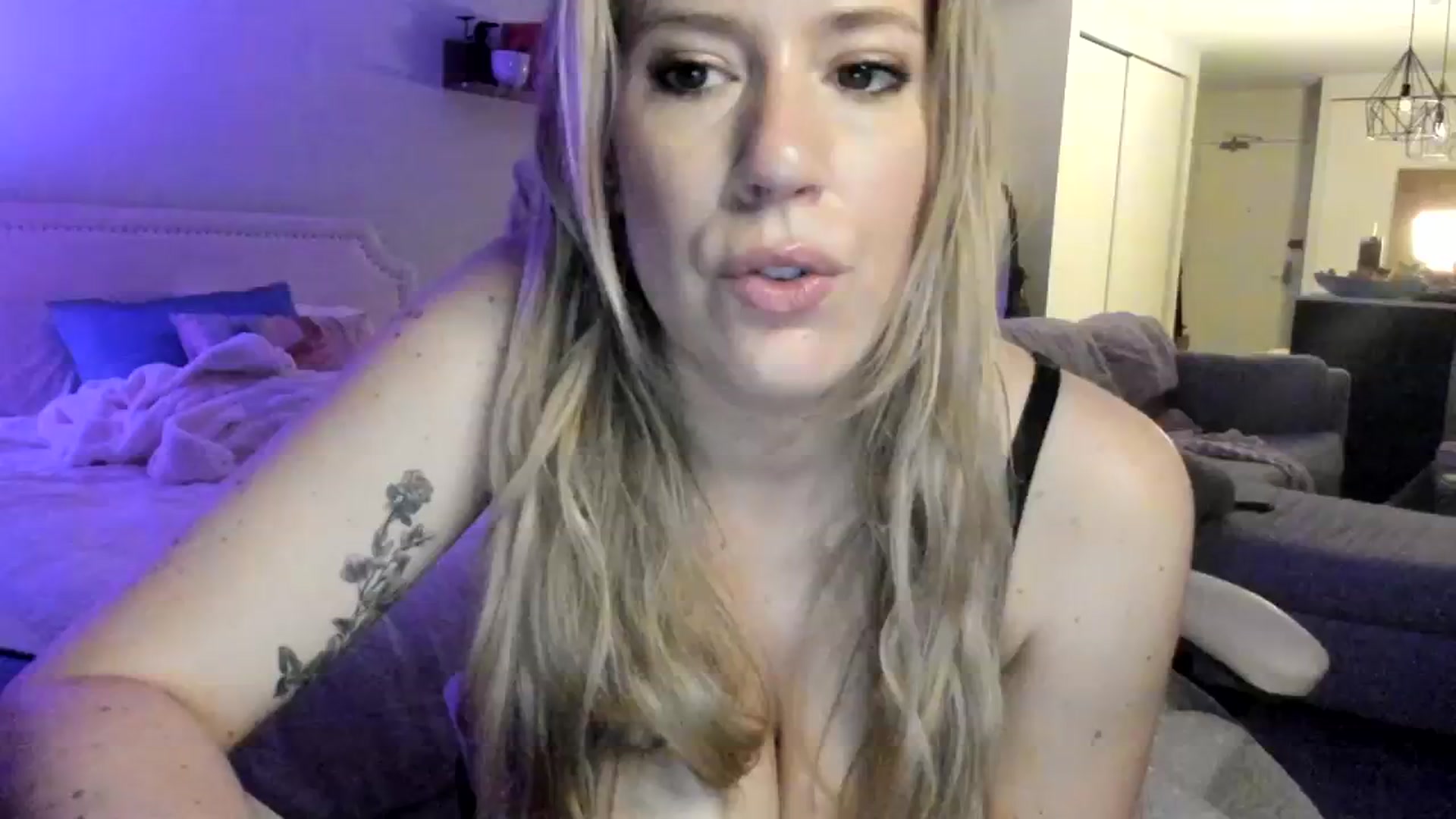 Gallery image thumbnail from ChiTown_777's myfreecams stream on, 04/11/2024, 01:51 image 16 of 20