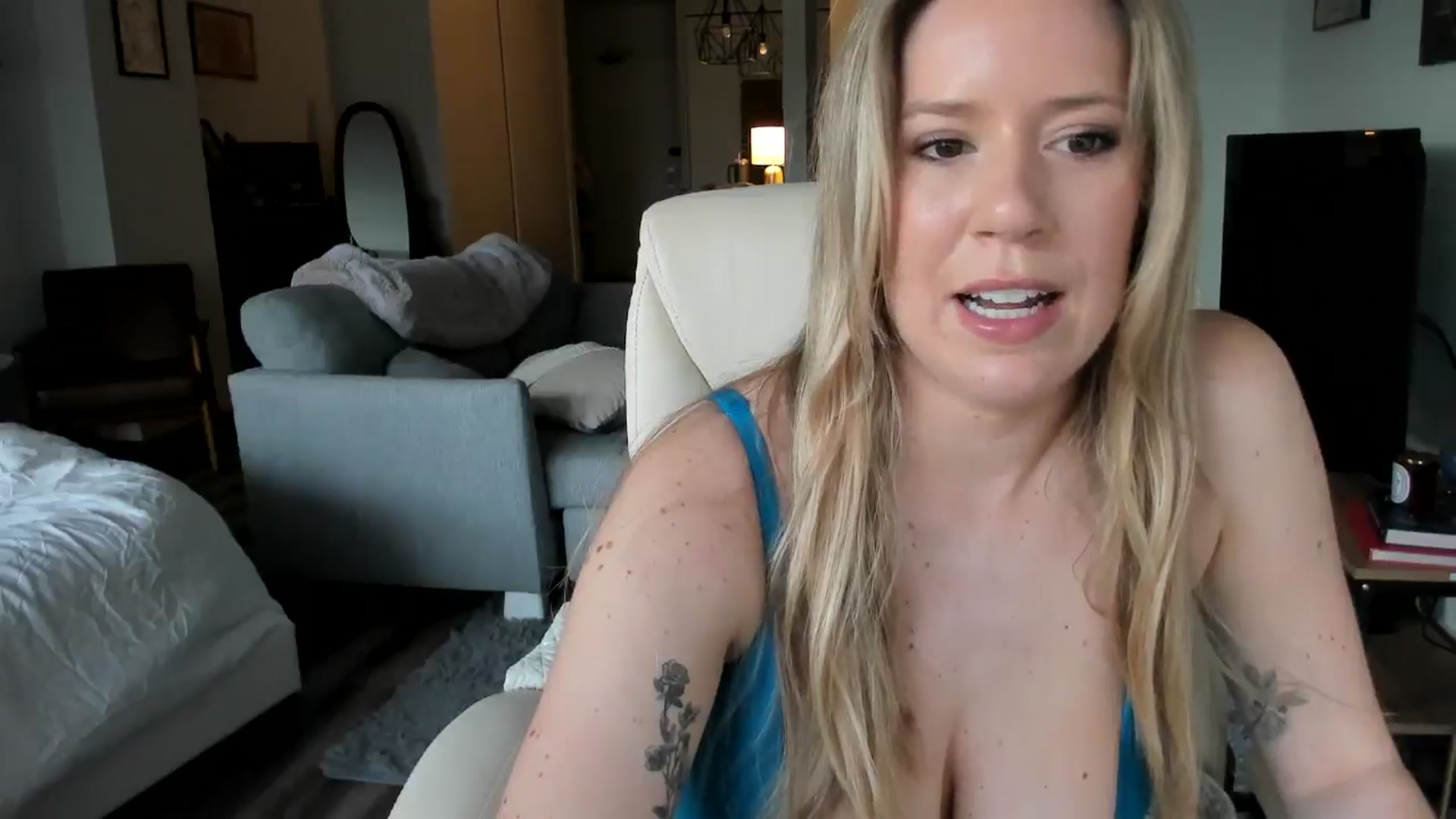 Gallery image thumbnail from ChiTown_777's myfreecams stream on, 04/17/2024, 24:06 image 11 of 20