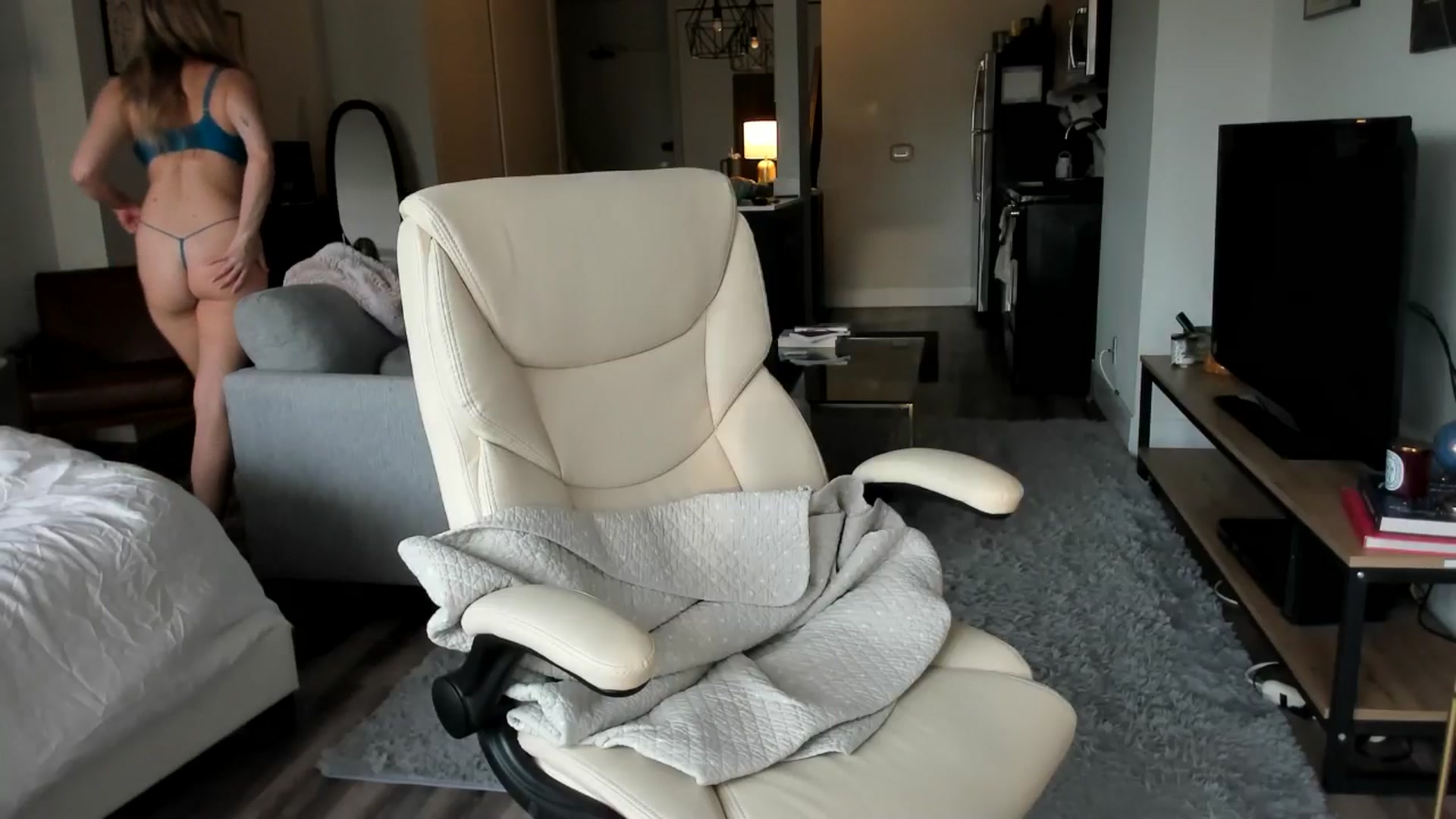 Gallery image thumbnail from ChiTown_777's myfreecams stream on, 04/17/2024, 24:06 image 6 of 20