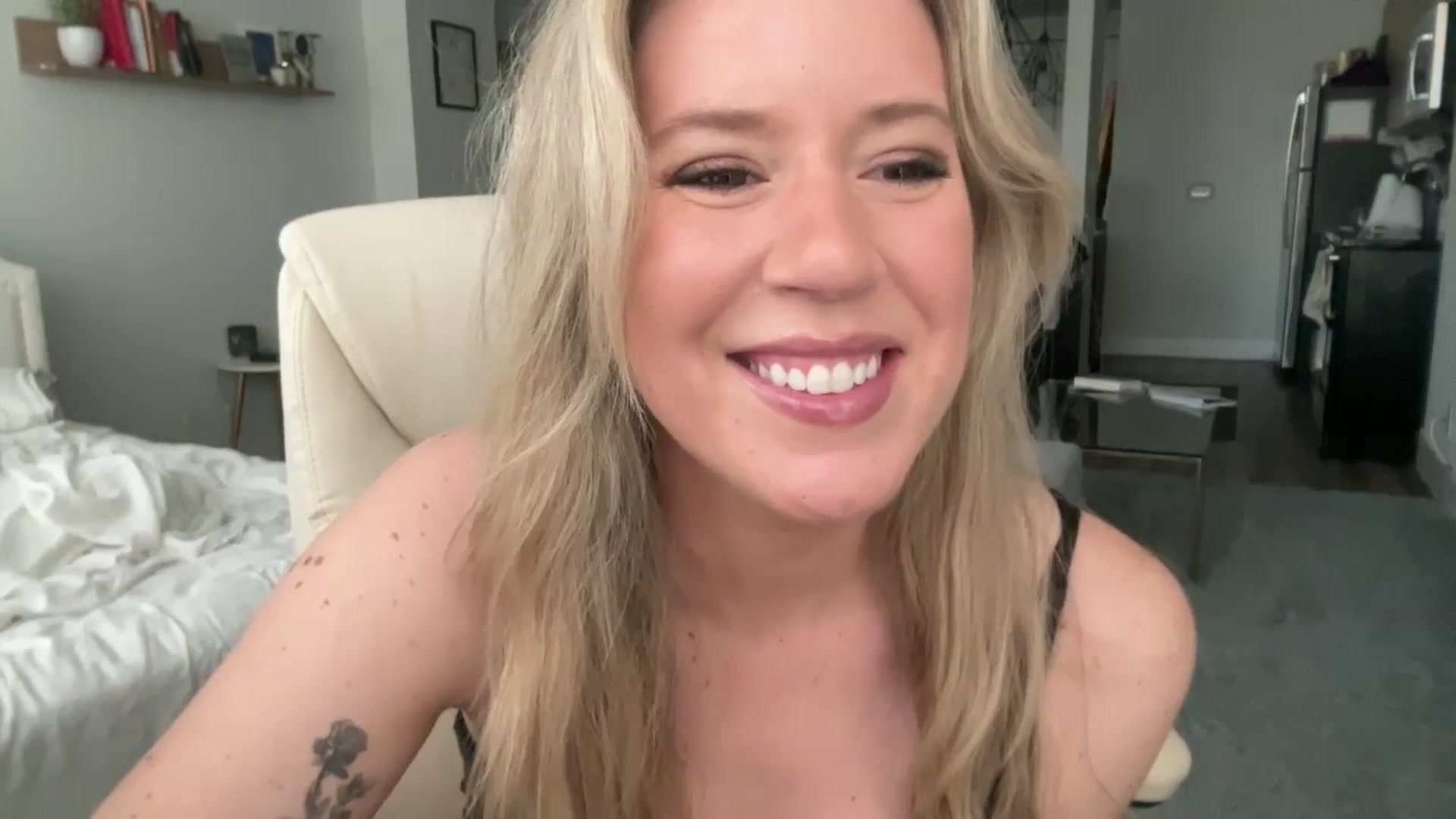 Gallery image thumbnail from ChiTown_777's myfreecams stream on, 05/06/2024, 18:57 image 18 of 20