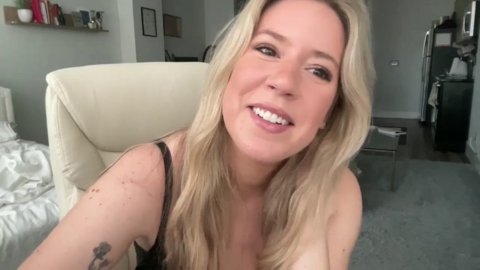 Gallery image thumbnail from ChiTown_777's myfreecams stream on, 05/06/2024, 18:57 image 12 of 20