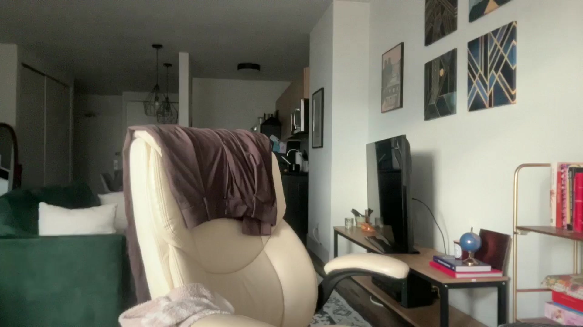 Gallery image thumbnail from ChiTown_777's myfreecams stream on, 01/27/2025, 21:10 image 17 of 20