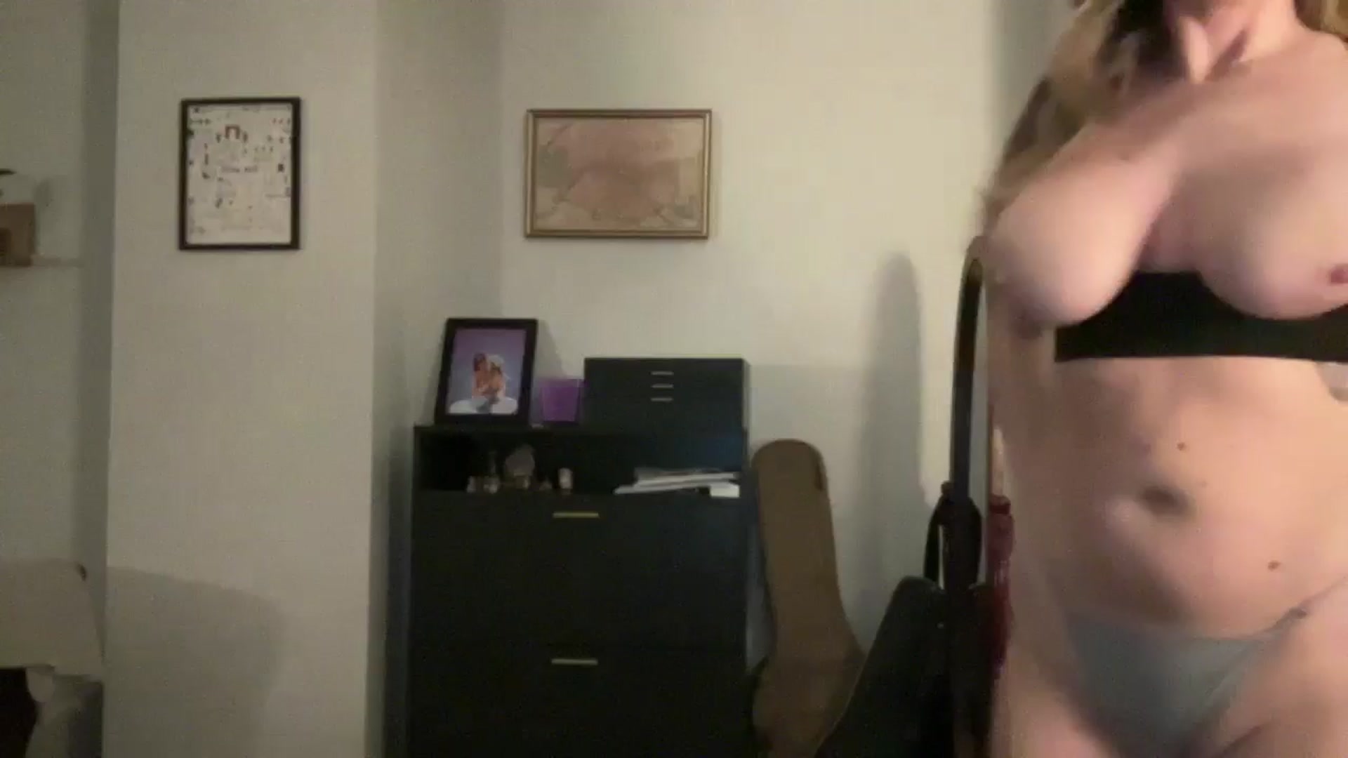 Gallery image thumbnail from ChiTown_777's myfreecams stream on, 03/12/2025, 03:00 image 18 of 20