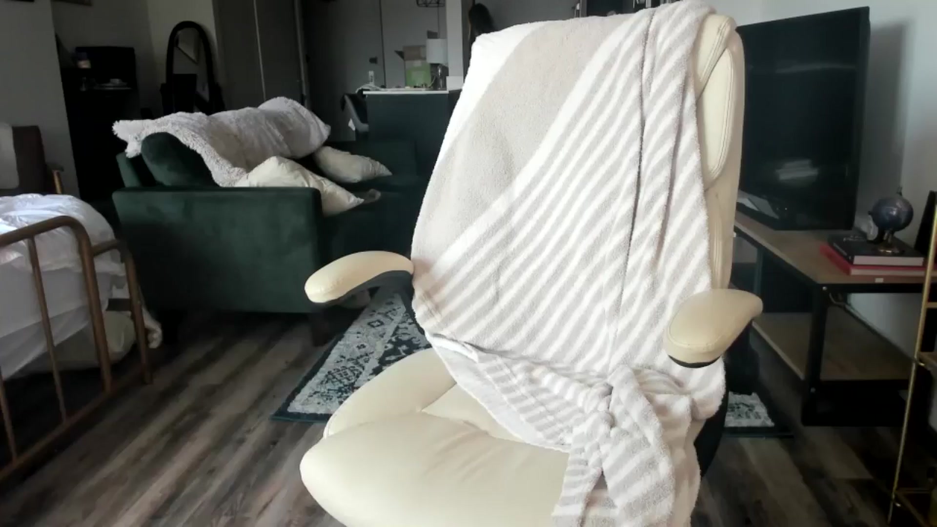 Gallery image thumbnail from ChiTown_777's myfreecams stream on, 07/07/2025, 19:53 image 13 of 20