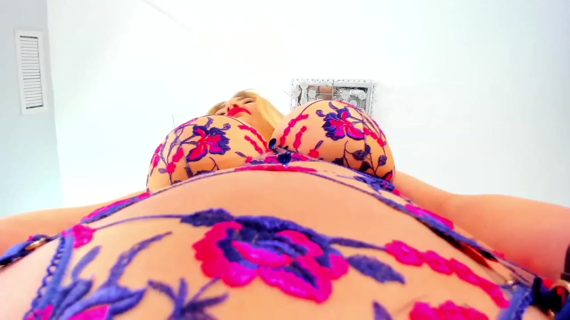 Gallery image thumbnail from ChillRoom's myfreecams stream on, 03/10/2023, 22:18 image 10 of 20