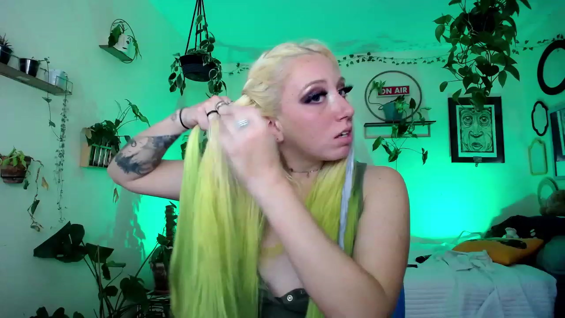 Gallery image thumbnail from ChloeCassidy's myfreecams stream on, 01/17/2023, 24:47 image 13 of 20