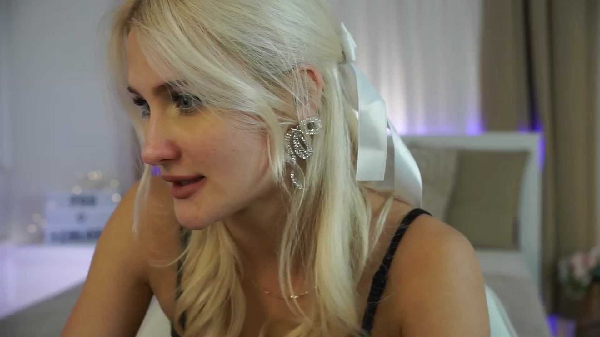 Gallery image thumbnail from ChloeCoral's myfreecams stream on, 11/20/2024, 21:25 image 7 of 20