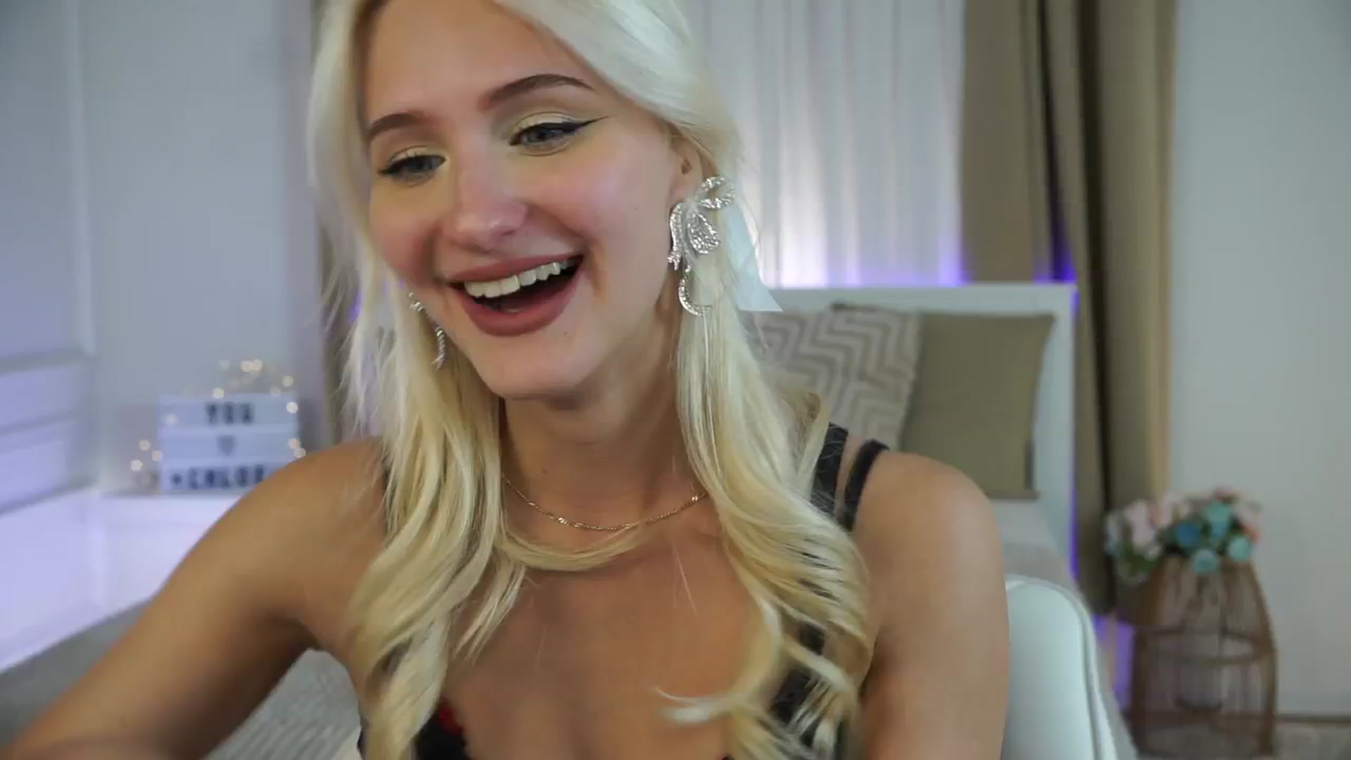 Gallery image thumbnail from ChloeCoral's myfreecams stream on, 11/20/2024, 23:41 image 16 of 20