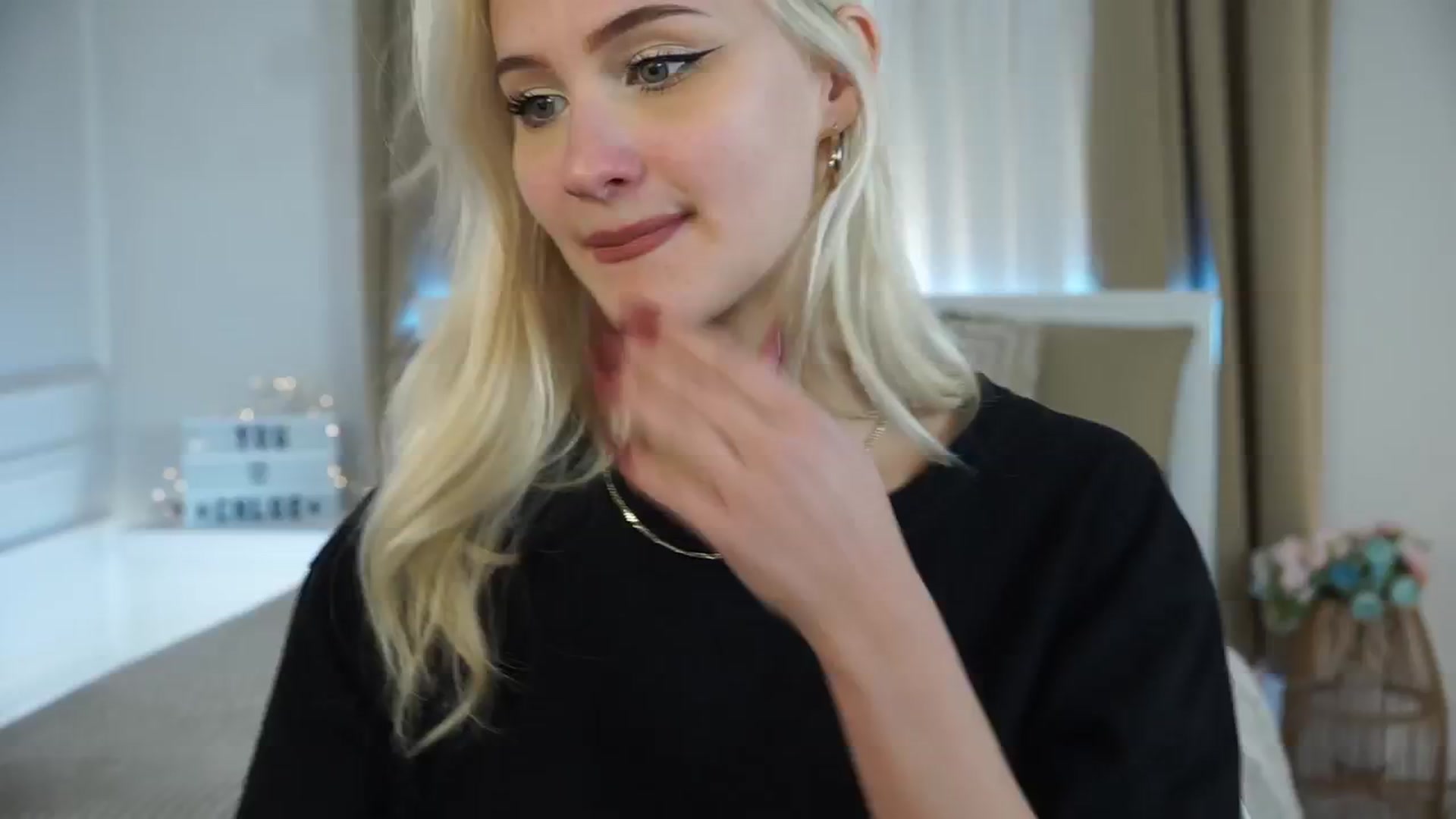 Gallery image thumbnail from ChloeCoral's myfreecams stream on, 11/21/2024, 23:35 image 3 of 20