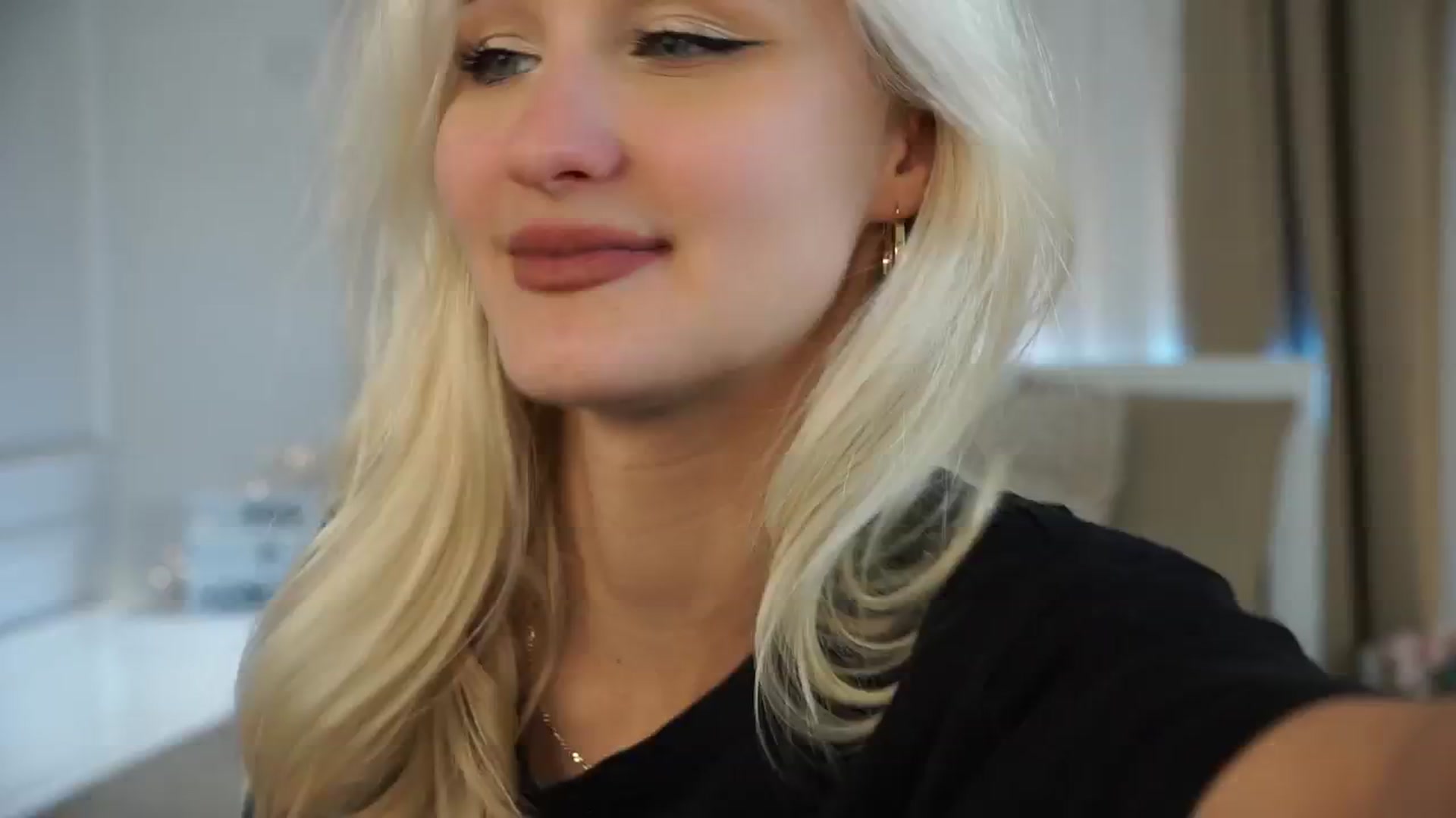 Gallery image thumbnail from ChloeCoral's myfreecams stream on, 11/21/2024, 23:35 image 19 of 20