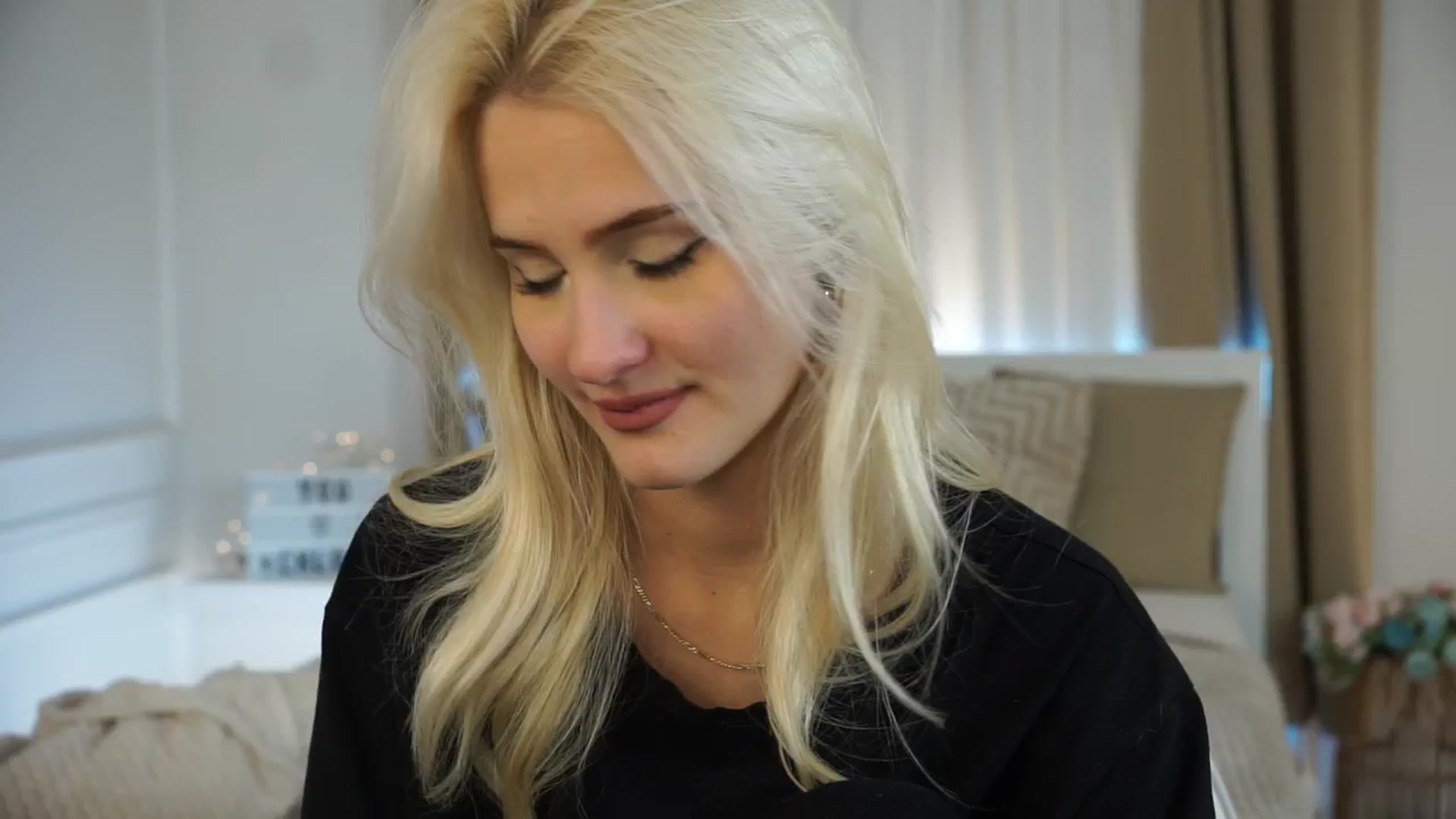 Gallery image thumbnail from ChloeCoral's myfreecams stream on, 11/21/2024, 23:35 image 9 of 20
