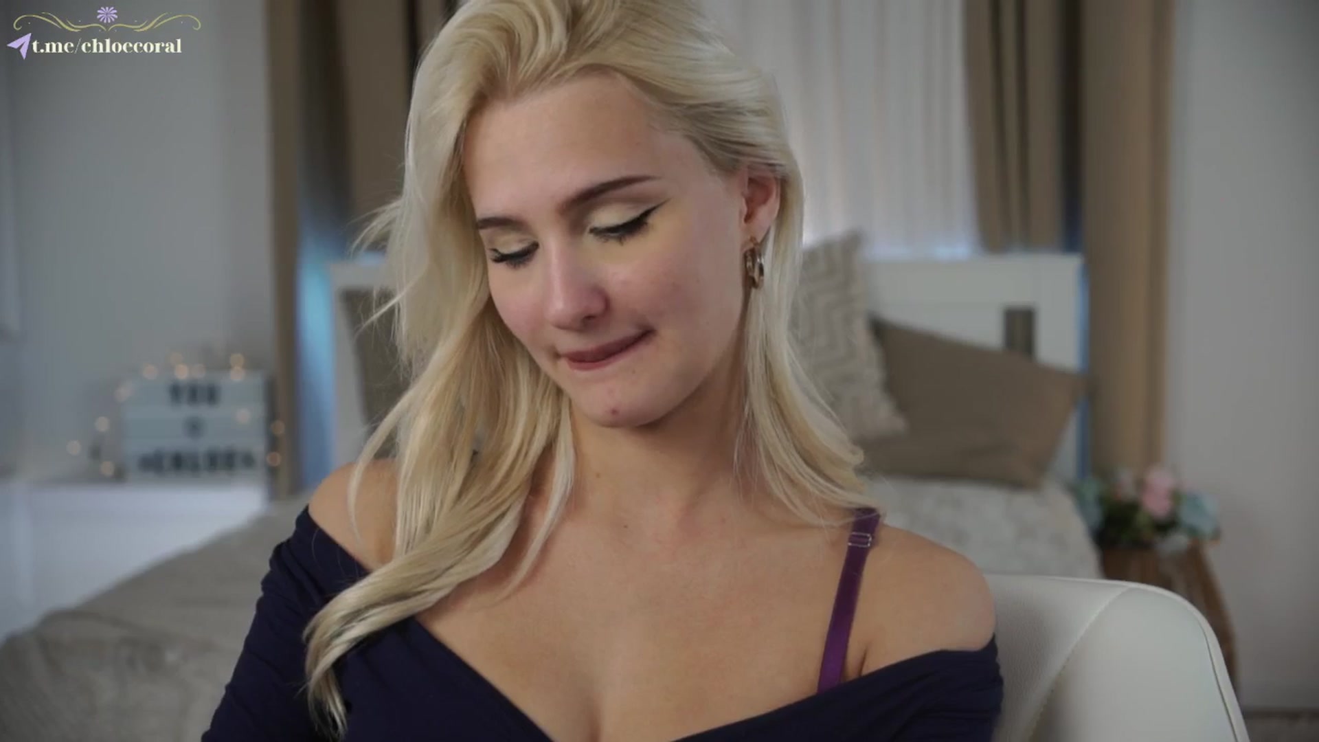 Gallery image thumbnail from ChloeCoral's myfreecams stream on, 12/01/2024, 21:18 image 10 of 20