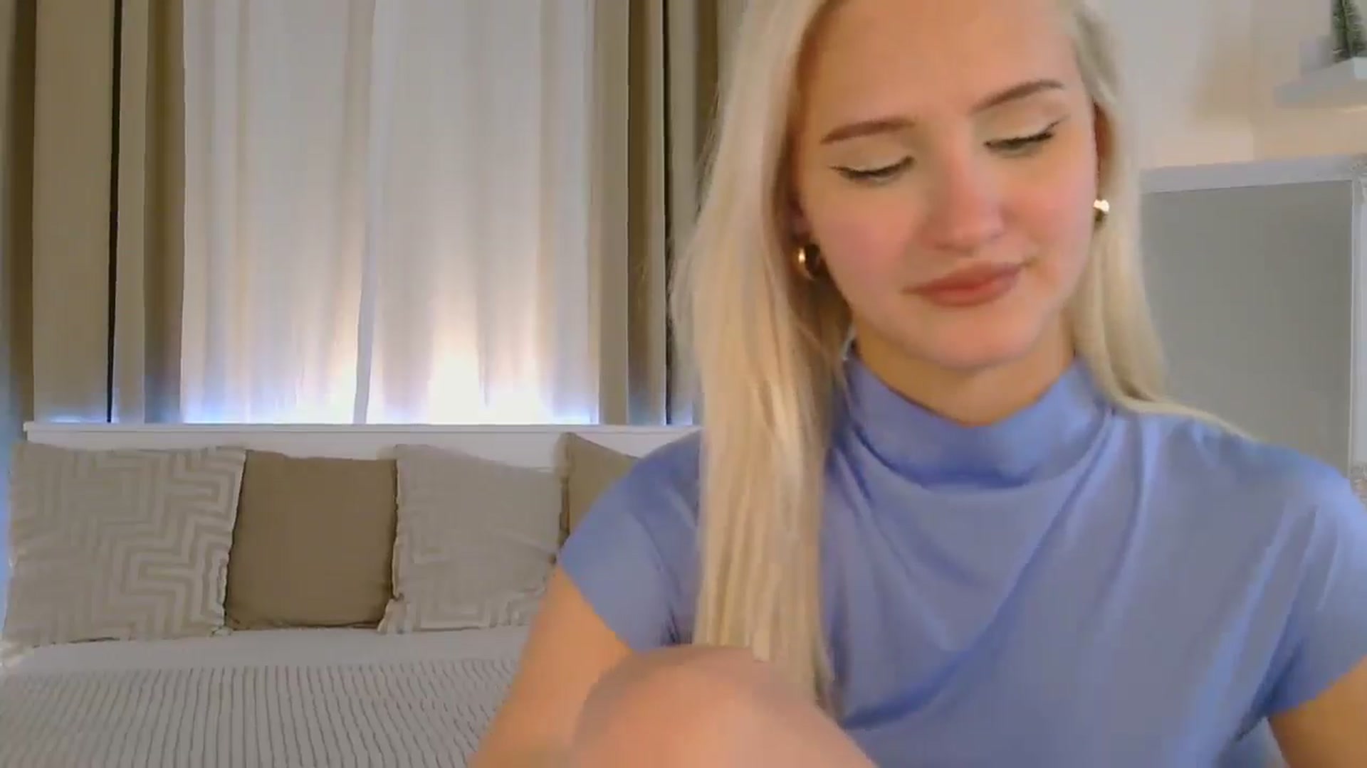 Gallery image thumbnail from ChloeCoral's myfreecams stream on, 12/29/2024, 24:09 image 10 of 20