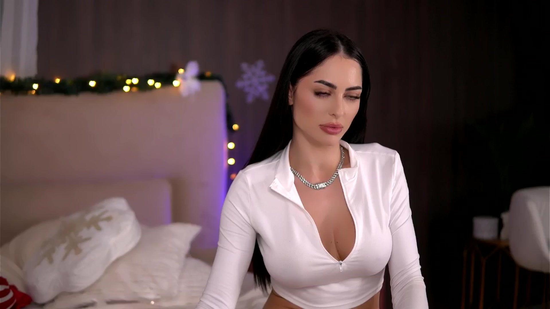 Gallery image thumbnail from ChloeDevine's myfreecams stream on, 12/16/2025, 14:31 image 17 of 20
