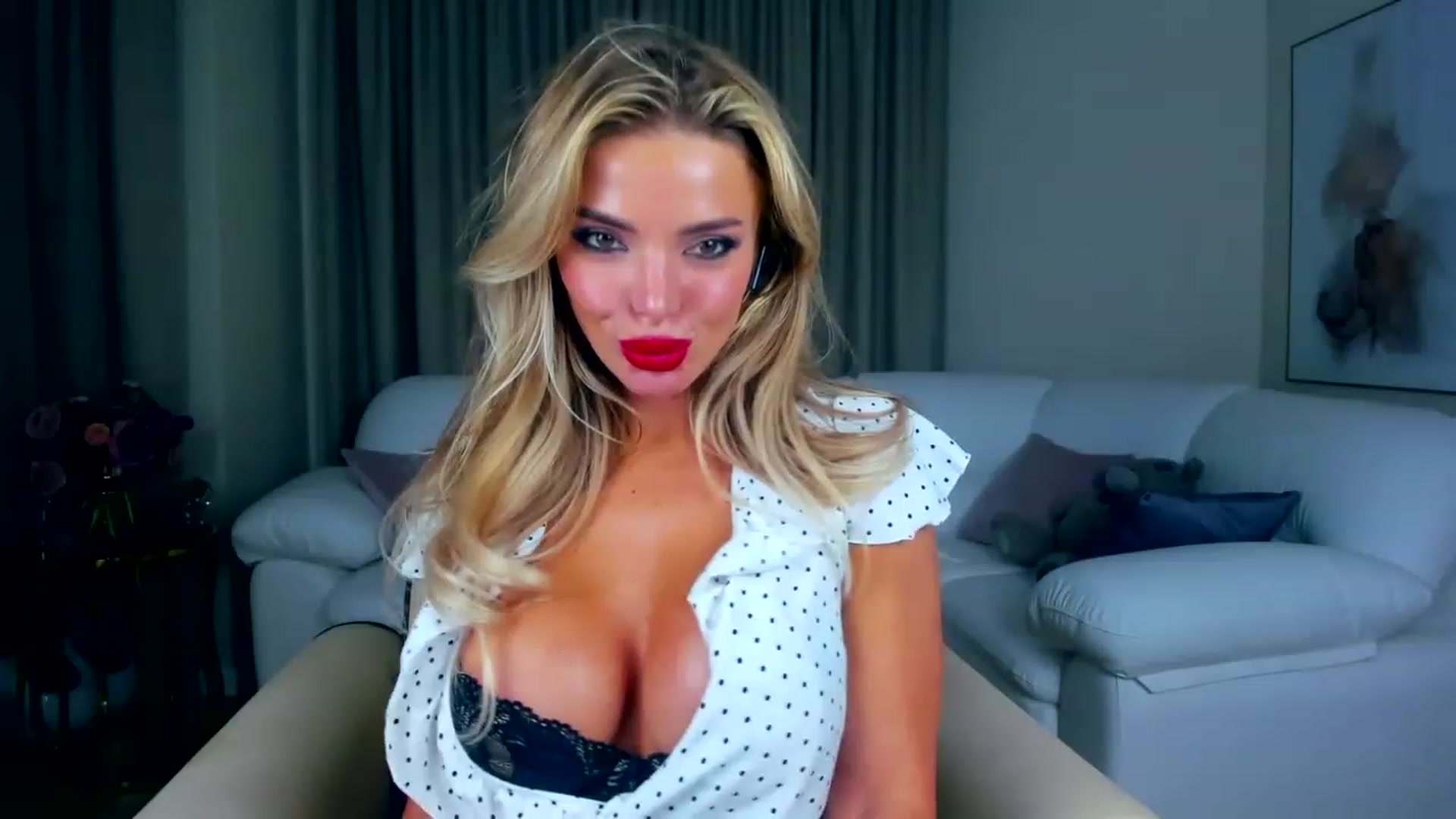 Gallery image thumbnail from ChloeJakson's myfreecams stream on, 11/14/2022, 19:35 image 13 of 20