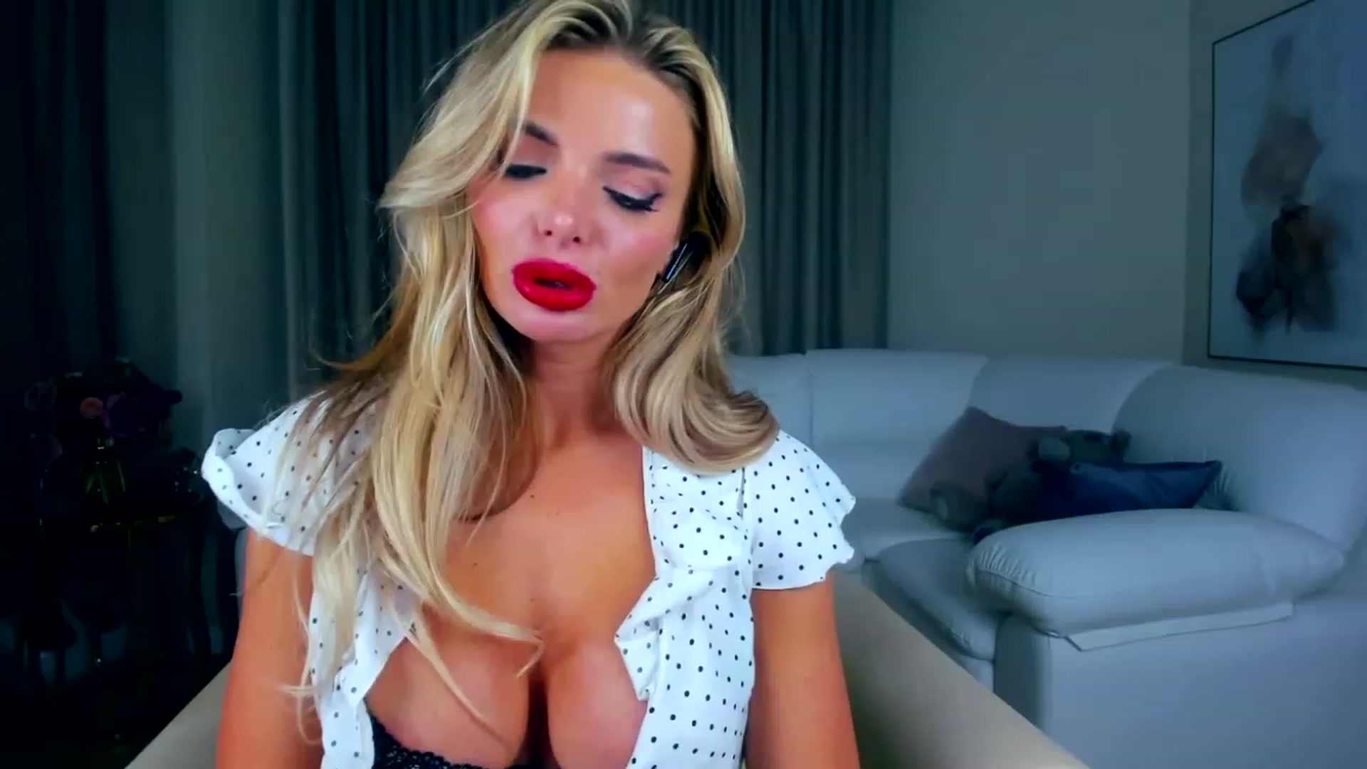 Gallery image thumbnail from ChloeJakson's myfreecams stream on, 11/14/2022, 19:35 image 10 of 20