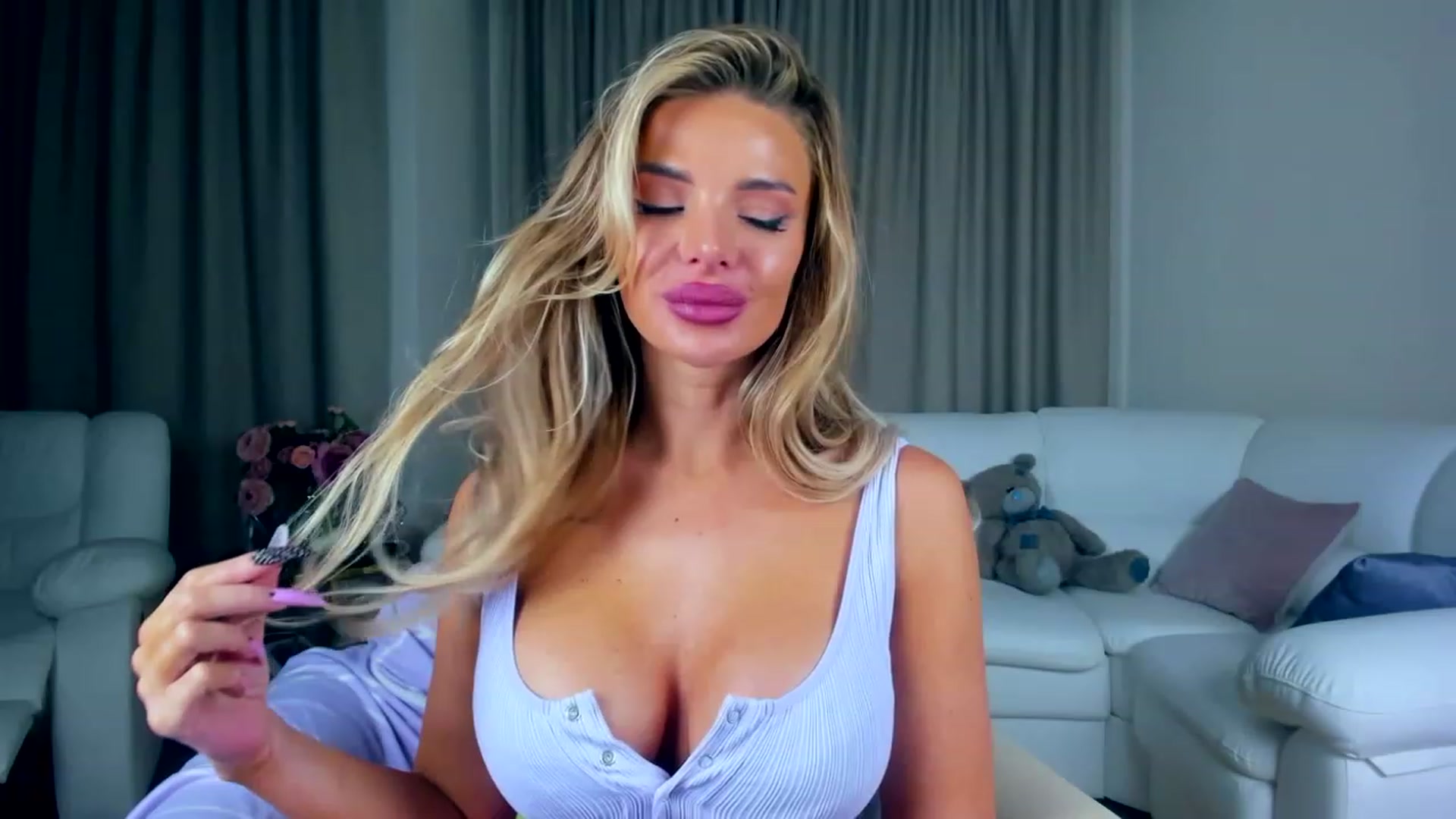 Gallery image thumbnail from ChloeJakson's myfreecams stream on, 11/15/2022, 16:42 image 6 of 20