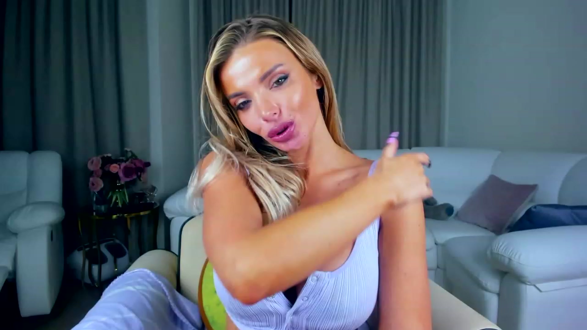 Gallery image thumbnail from ChloeJakson's myfreecams stream on, 11/15/2022, 20:38 image 11 of 20