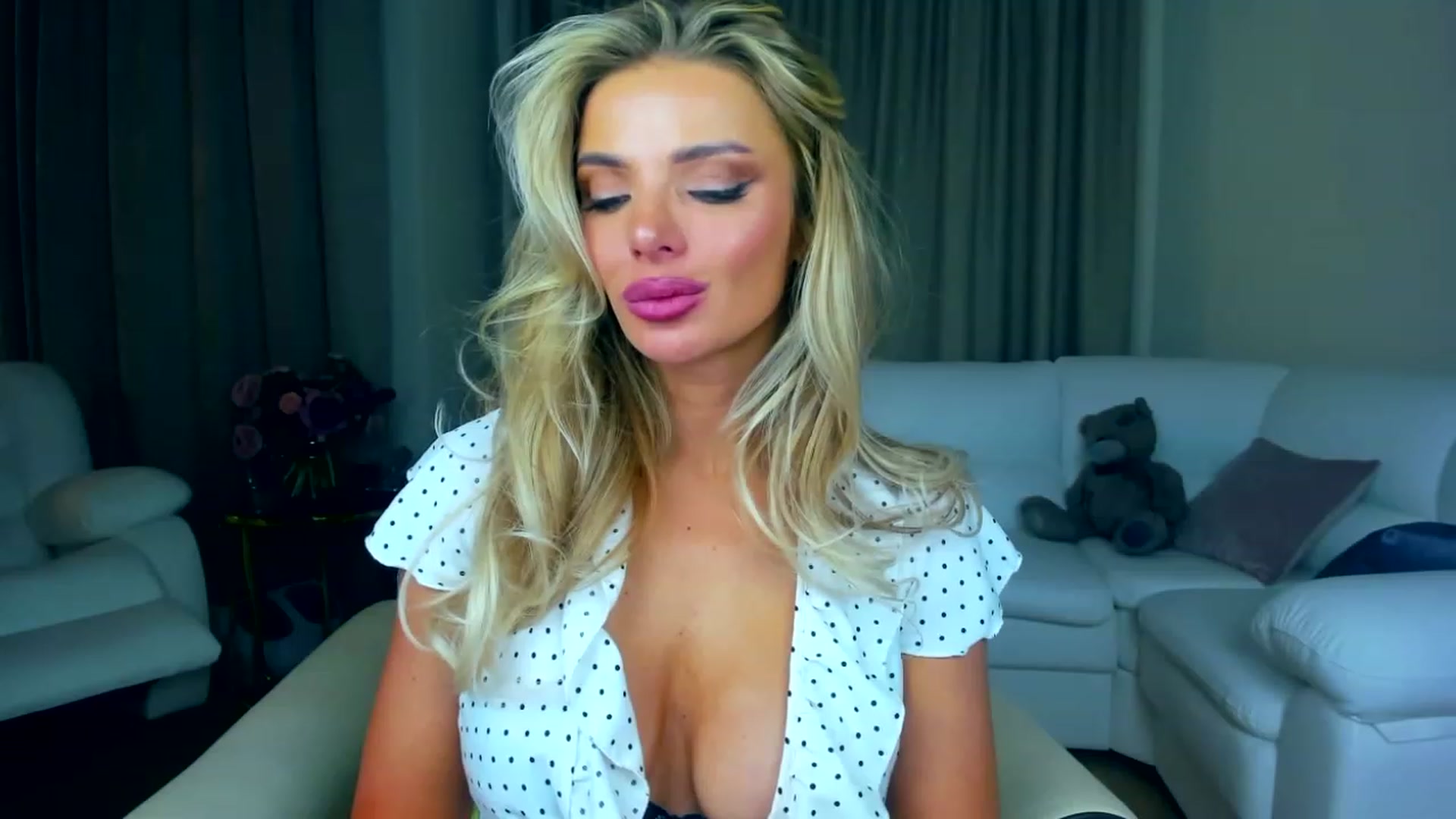 Gallery image thumbnail from ChloeJakson's myfreecams stream on, 11/17/2022, 16:48 image 6 of 20