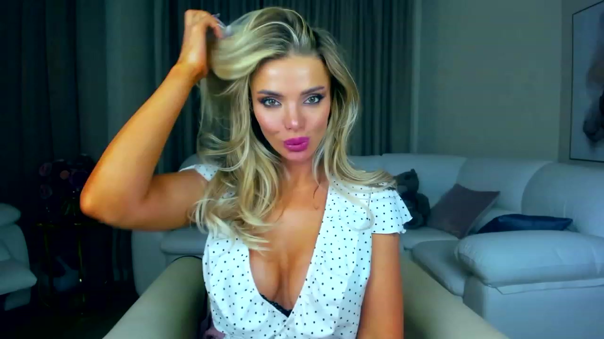 Gallery image thumbnail from ChloeJakson's myfreecams stream on, 11/17/2022, 17:13 image 13 of 20