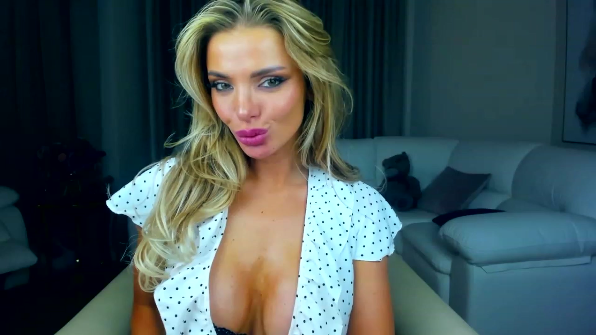 Gallery image thumbnail from ChloeJakson's myfreecams stream on, 11/17/2022, 19:30 image 14 of 20