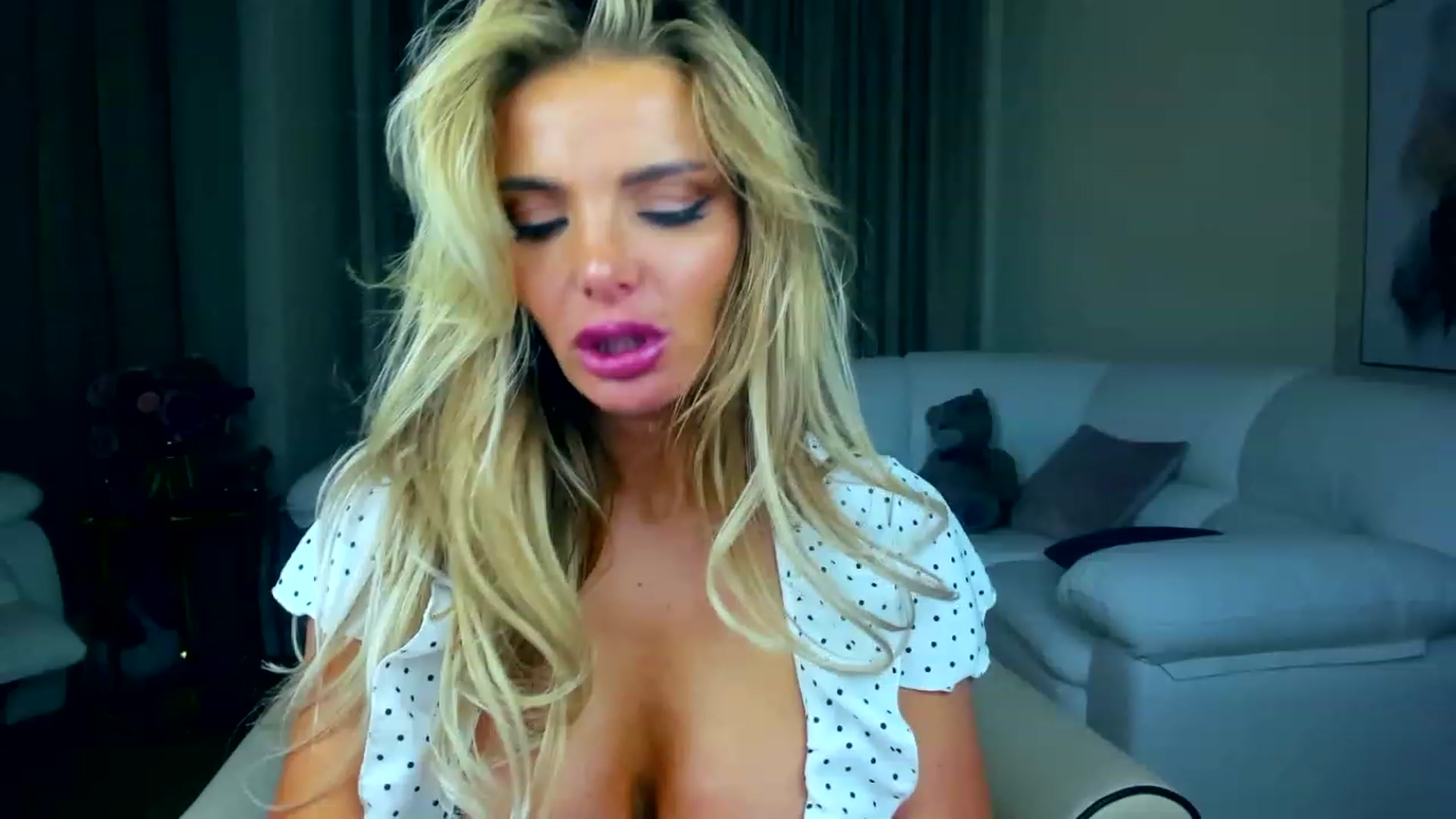 Gallery image thumbnail from ChloeJakson's myfreecams stream on, 11/17/2022, 20:46 image 11 of 20