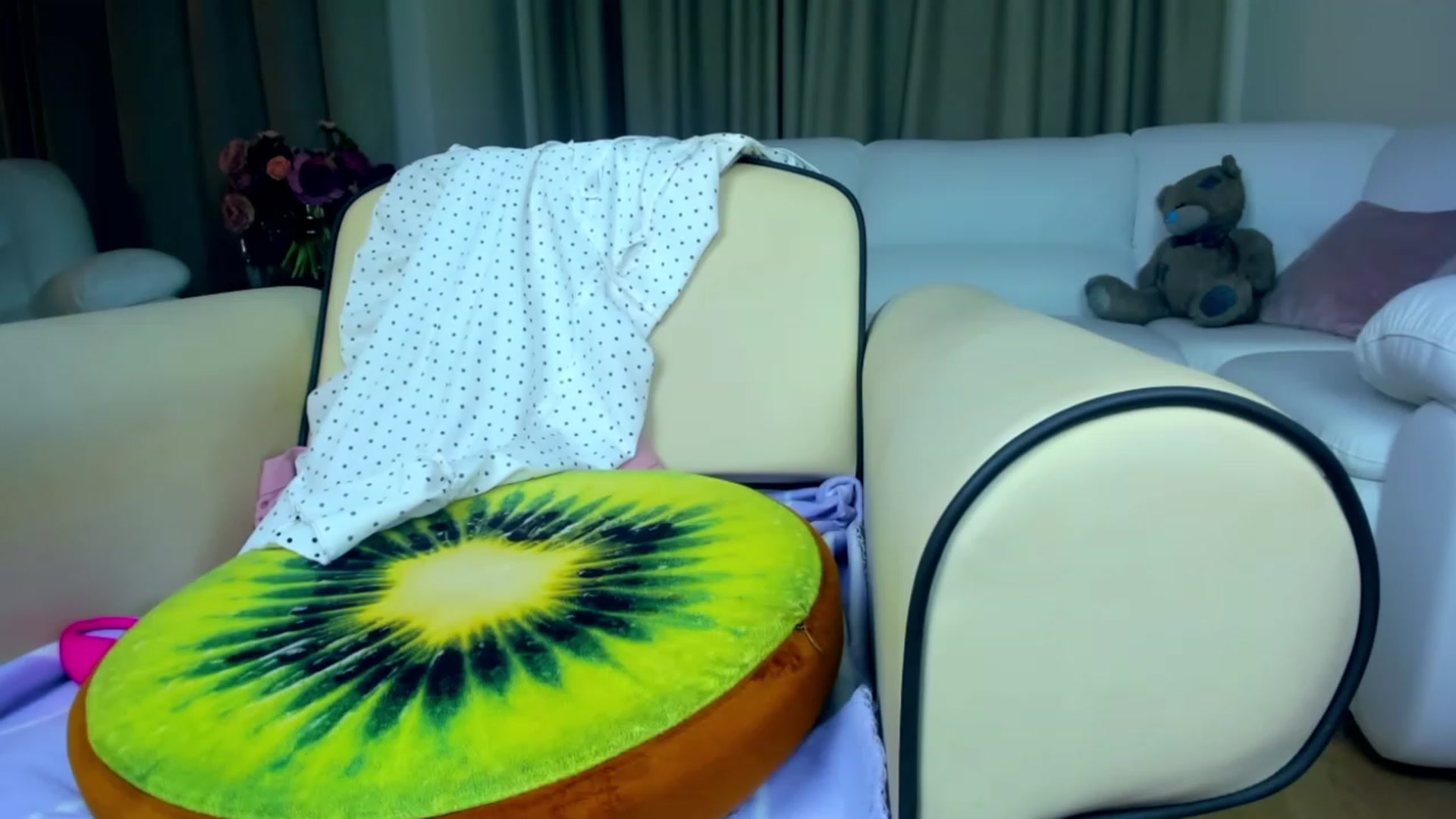 Gallery image thumbnail from ChloeJakson's myfreecams stream on, 11/19/2022, 24:03 image 11 of 20