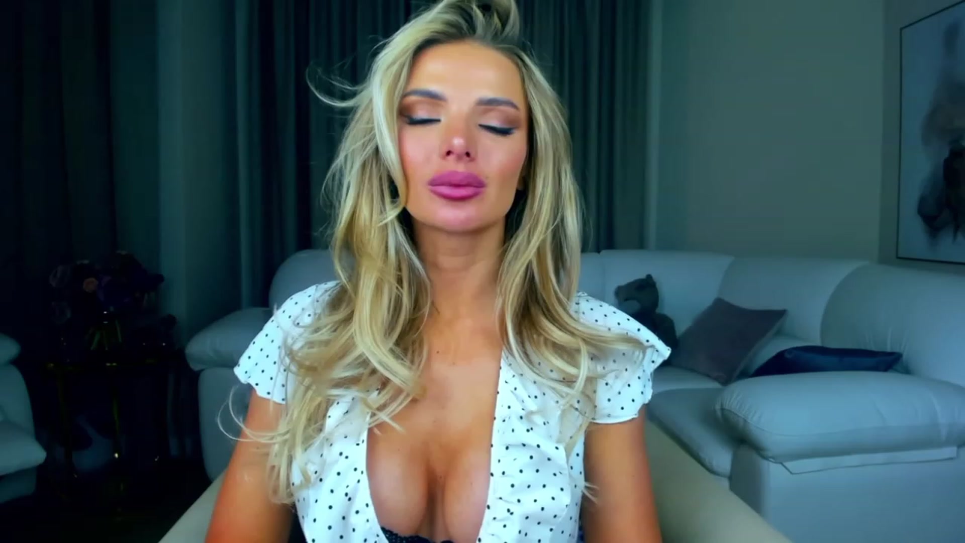 Gallery image thumbnail from ChloeJakson's myfreecams stream on, 11/19/2022, 24:03 image 13 of 20