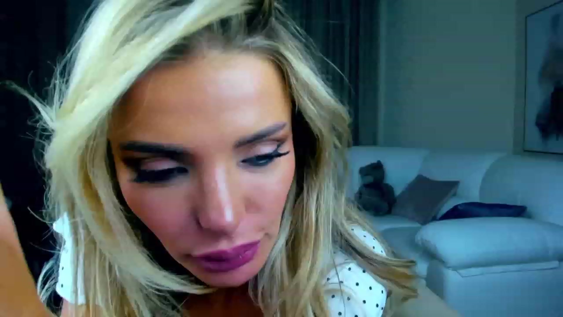 Gallery image thumbnail from ChloeJakson's myfreecams stream on, 11/19/2022, 24:03 image 15 of 20
