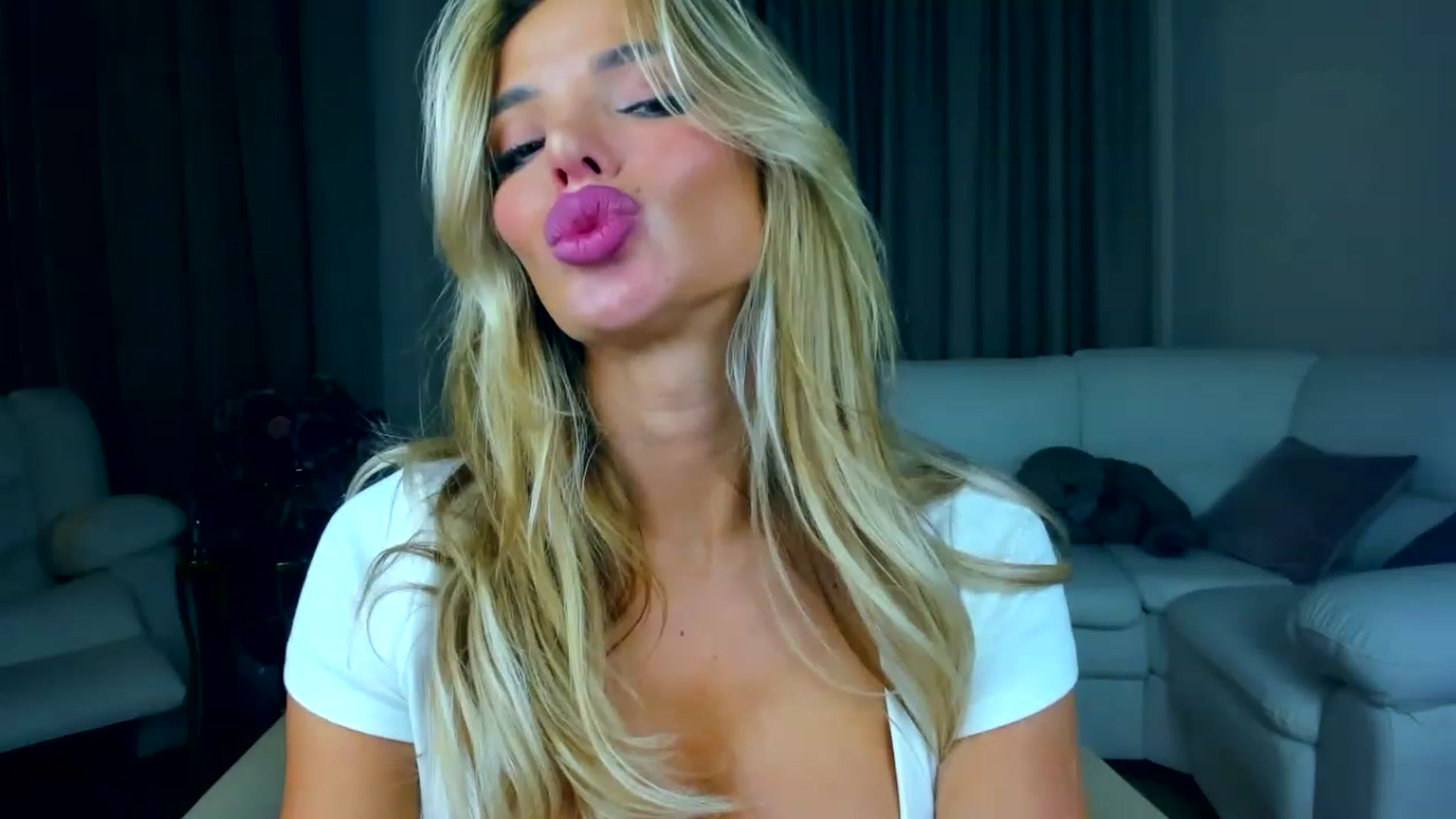 Gallery image thumbnail from ChloeJakson's myfreecams stream on, 11/19/2022, 16:52 image 15 of 20
