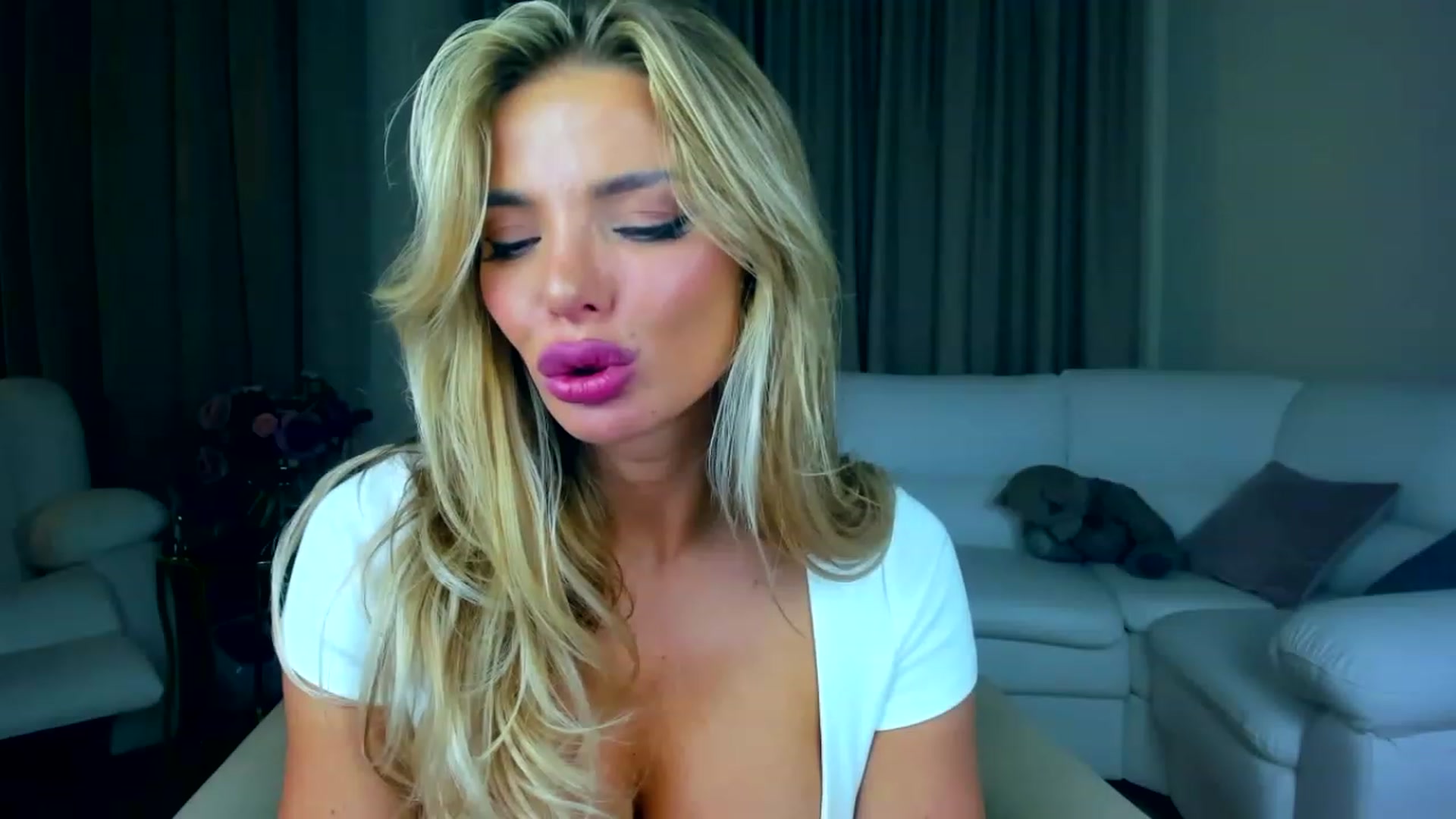 Gallery image thumbnail from ChloeJakson's myfreecams stream on, 11/19/2022, 16:52 image 10 of 20