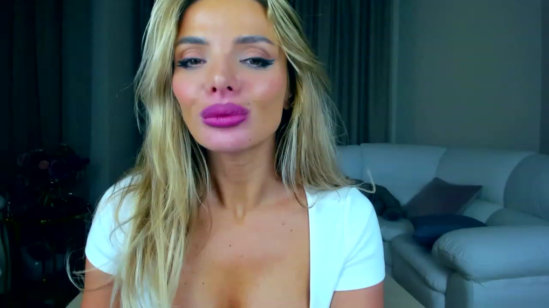 Gallery image thumbnail from ChloeJakson's myfreecams stream on, 11/19/2022, 19:13 image 10 of 20