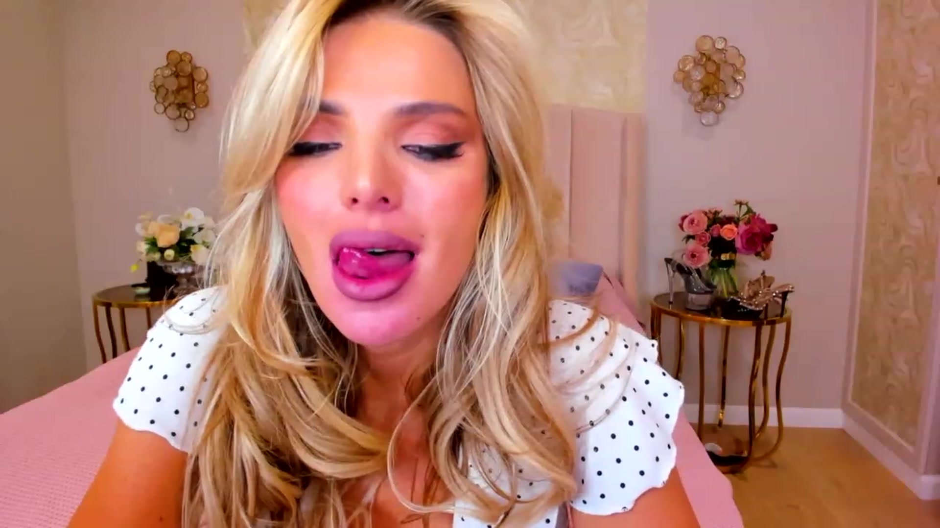 Gallery image thumbnail from ChloeJakson's myfreecams stream on, 11/21/2022, 18:46 image 19 of 20