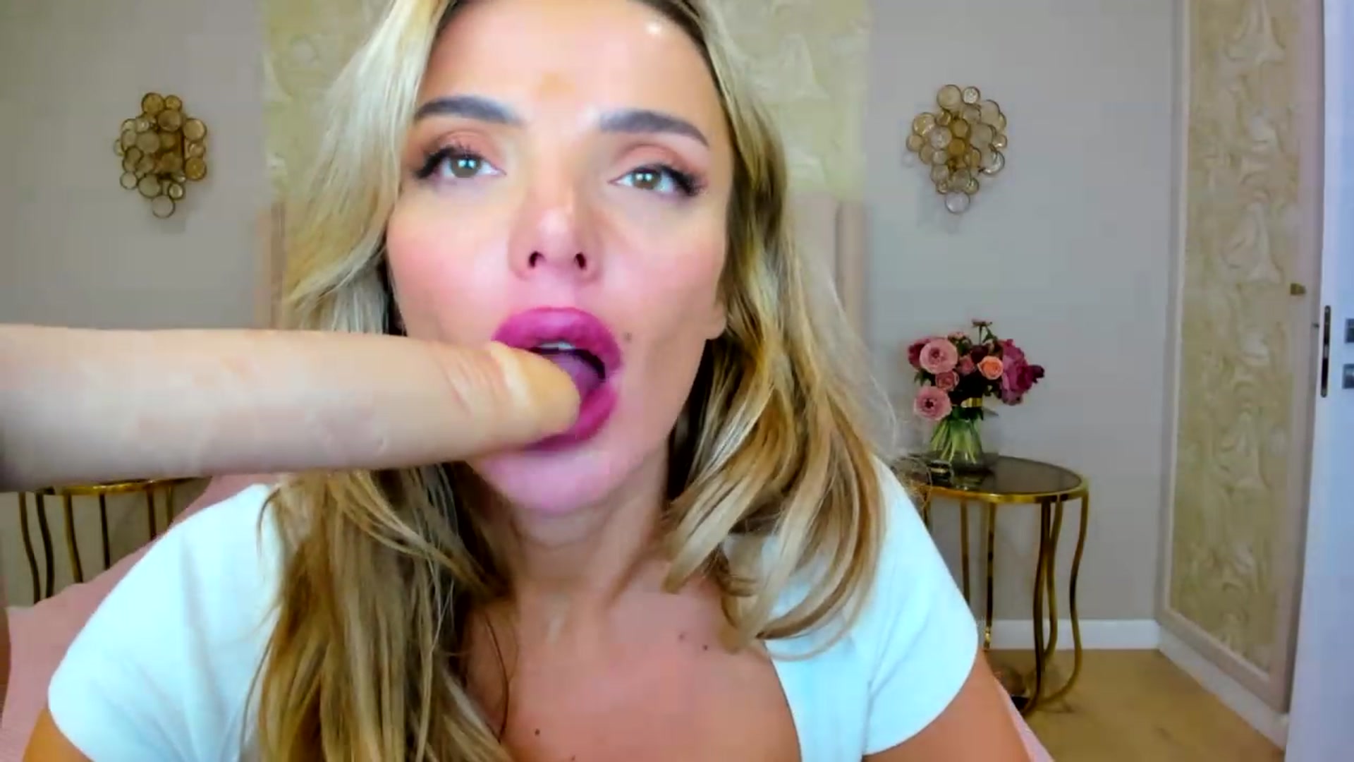 Gallery image thumbnail from ChloeJakson's myfreecams stream on, 11/23/2022, 20:53 image 8 of 20