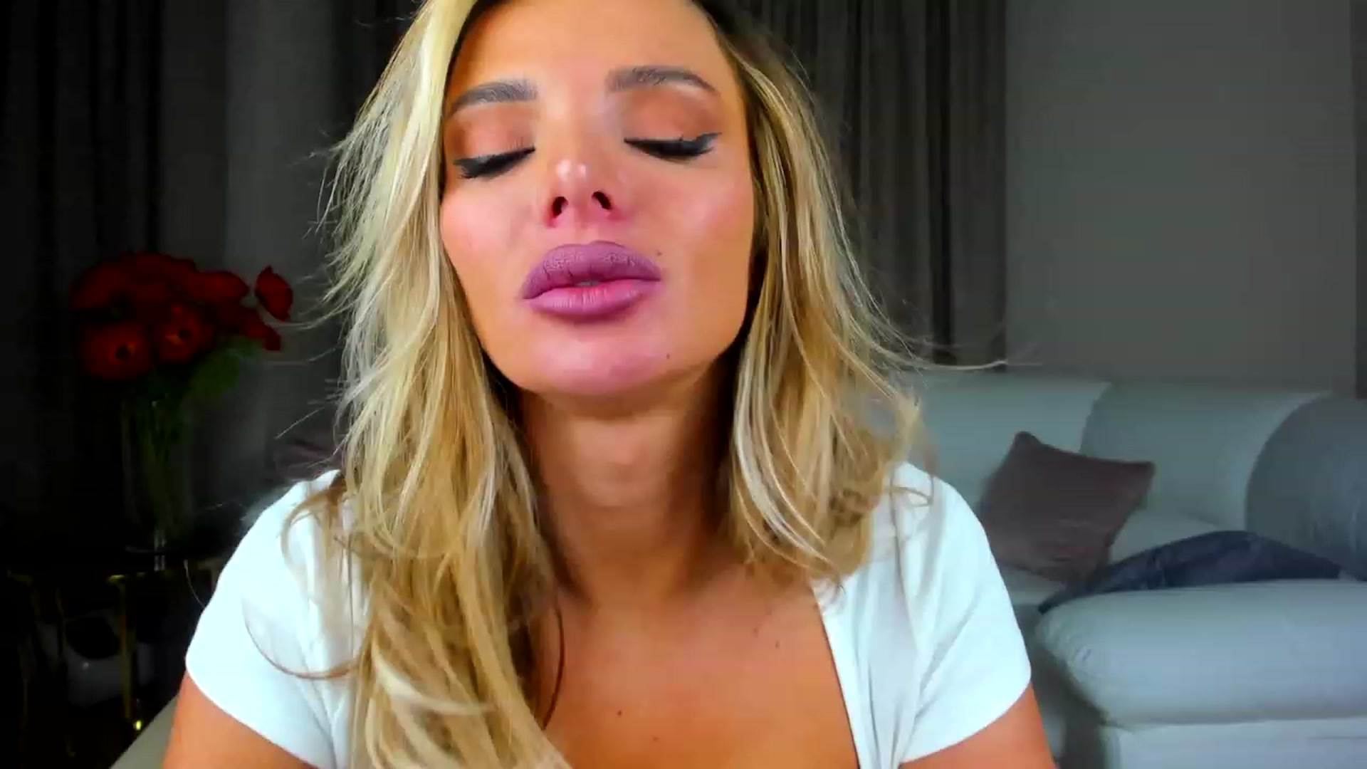 Gallery image thumbnail from ChloeJakson's myfreecams stream on, 11/26/2022, 15:54 image 18 of 20