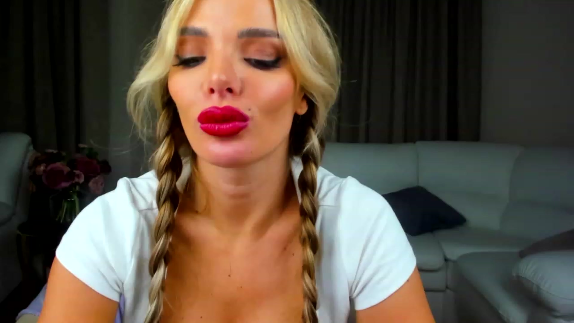 Gallery image thumbnail from ChloeJakson's myfreecams stream on, 12/05/2022, 19:02 image 18 of 20