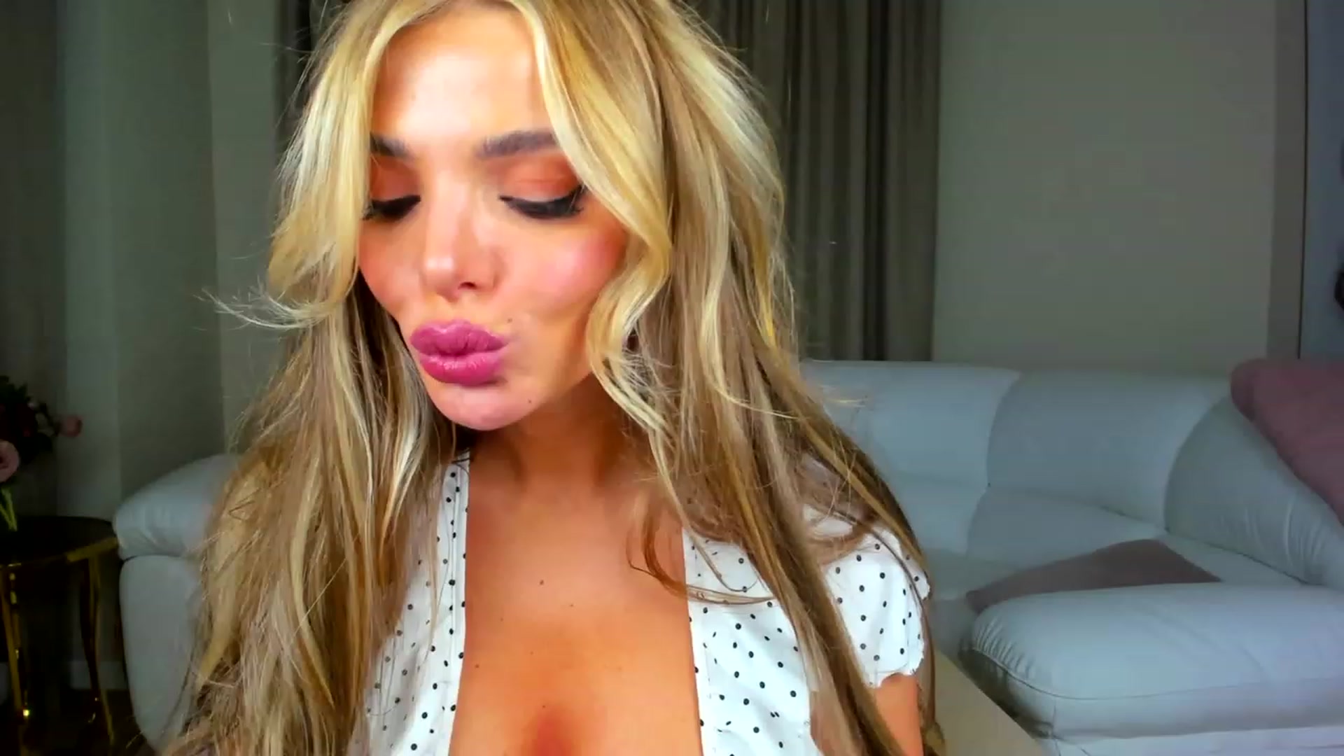 Gallery image thumbnail from ChloeJakson's myfreecams stream on, 12/12/2022, 18:35 image 7 of 20