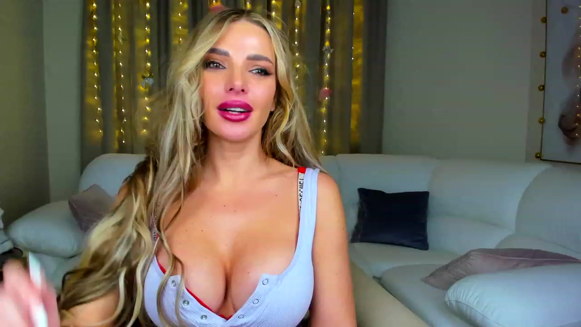 Gallery image thumbnail from ChloeJakson's myfreecams stream on, 12/21/2022, 15:46 image 10 of 20
