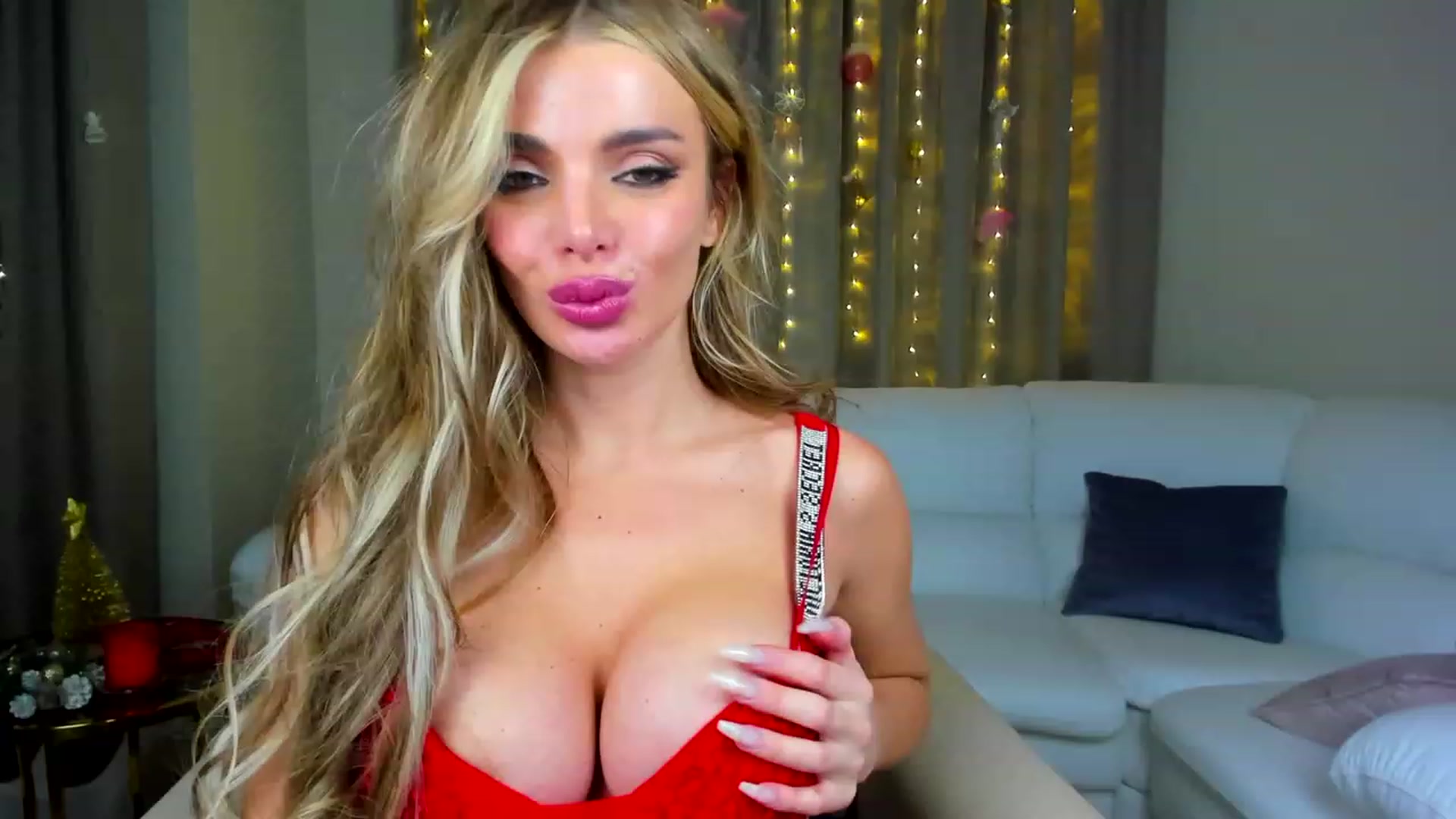 Gallery image thumbnail from ChloeJakson's myfreecams stream on, 12/24/2022, 19:11 image 6 of 20