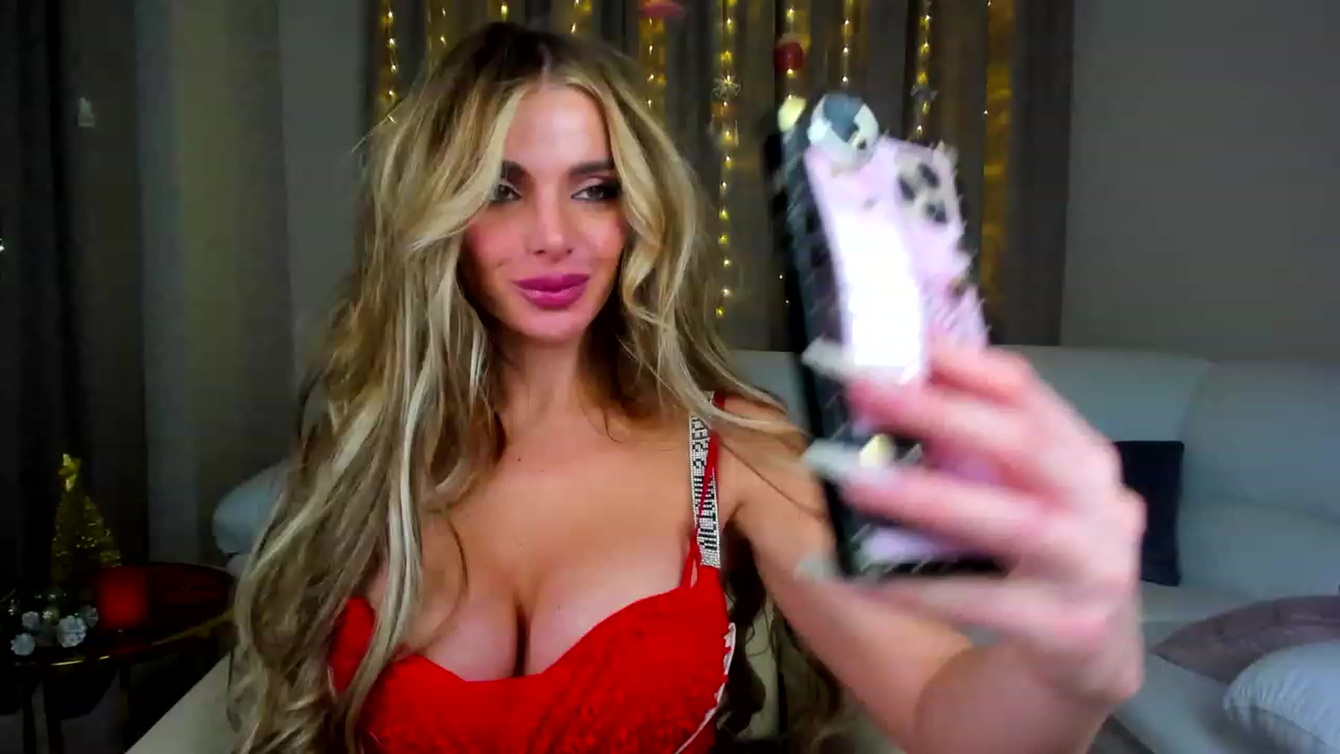 Gallery image thumbnail from ChloeJakson's myfreecams stream on, 12/24/2022, 19:11 image 5 of 20
