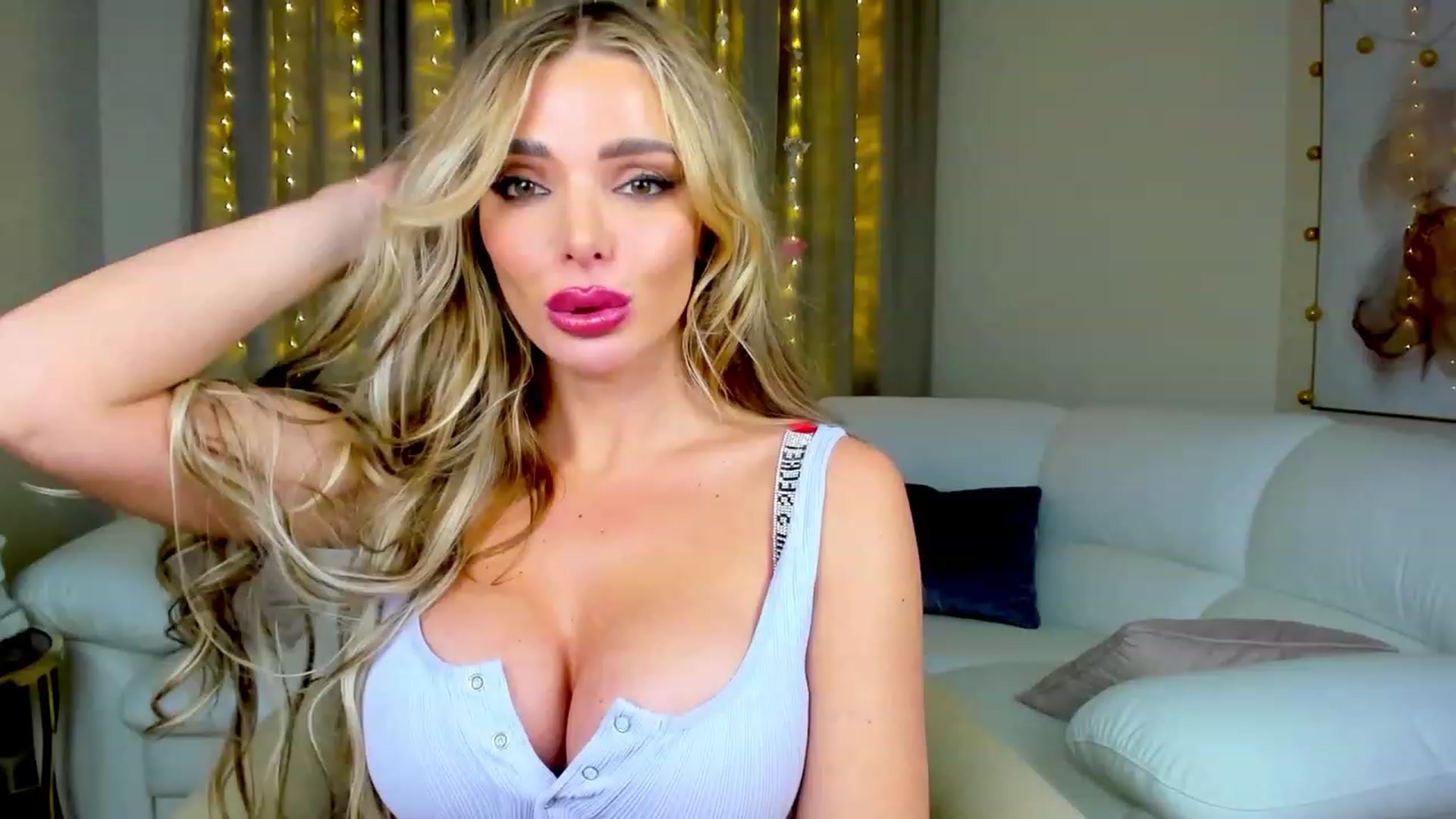 Gallery image thumbnail from ChloeJakson's myfreecams stream on, 12/24/2022, 20:31 image 1 of 20