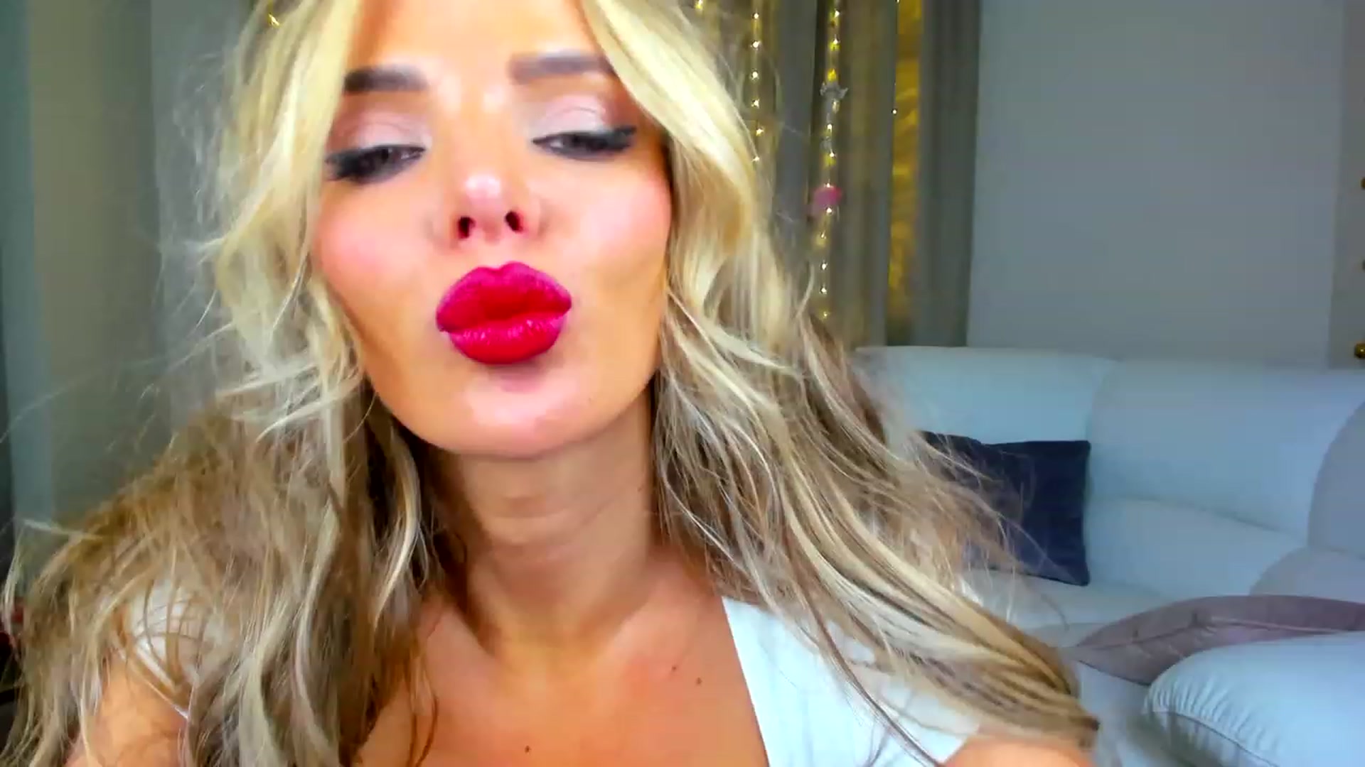 Gallery image thumbnail from ChloeJakson's myfreecams stream on, 12/25/2022, 17:35 image 12 of 20